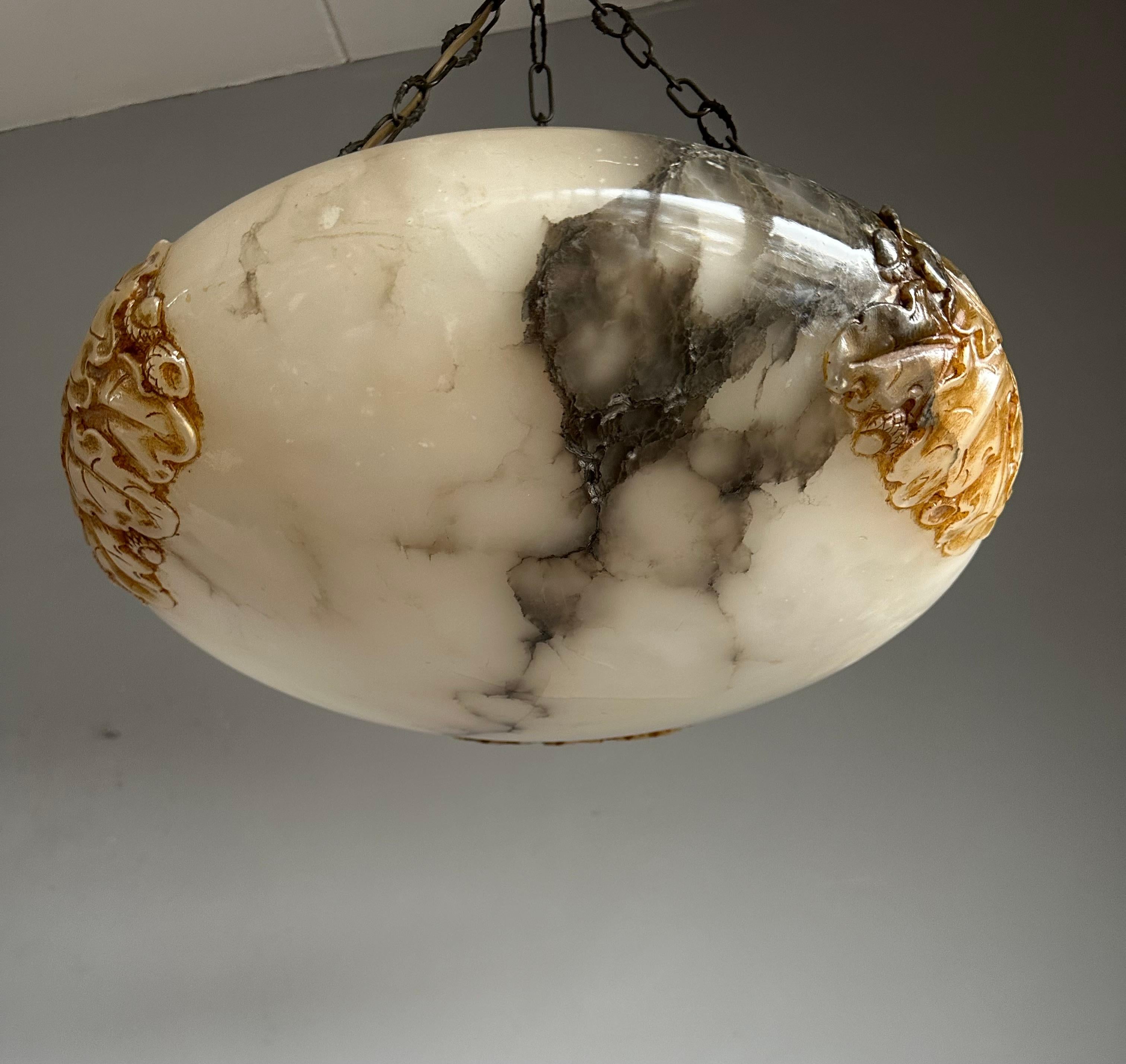 Lampe suspendue Arts & Crafts ancienne avec un étonnant grand abat-jour en albâtre sculpté 1920 en vente 1
