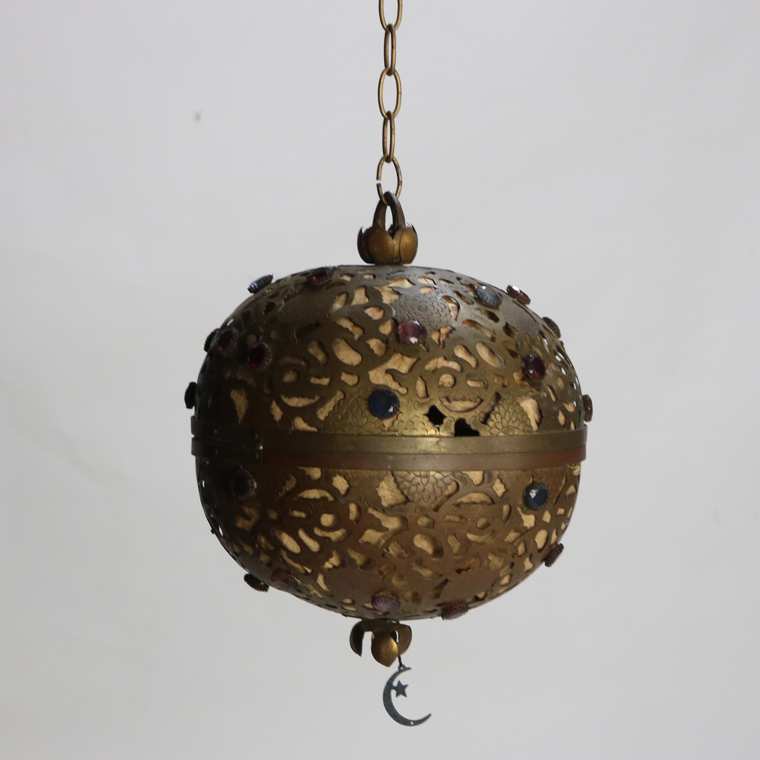 Antico pendente in ottone traforato e con paralume a sfera Jewell C1920

Misure - 32 