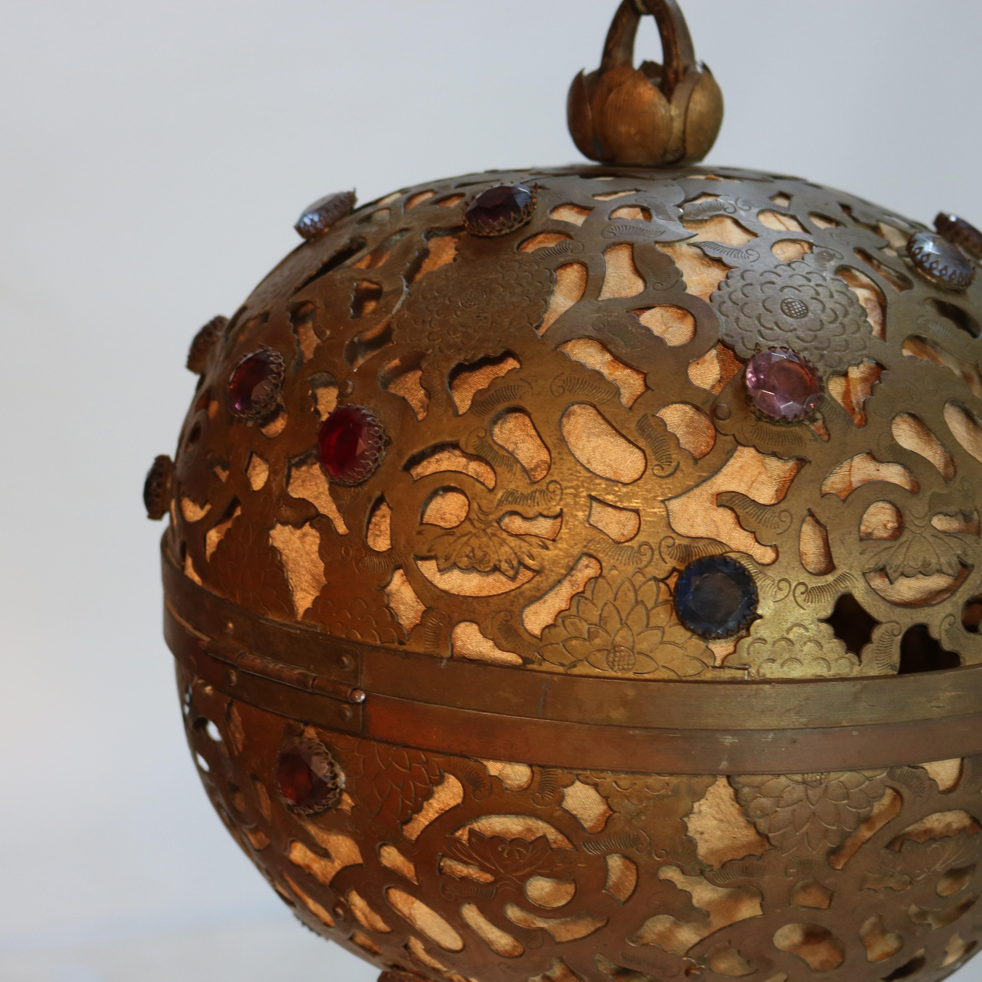 Americano Antico pendente in ottone traforato e con paralume a sfera Jewell C1920 in vendita
