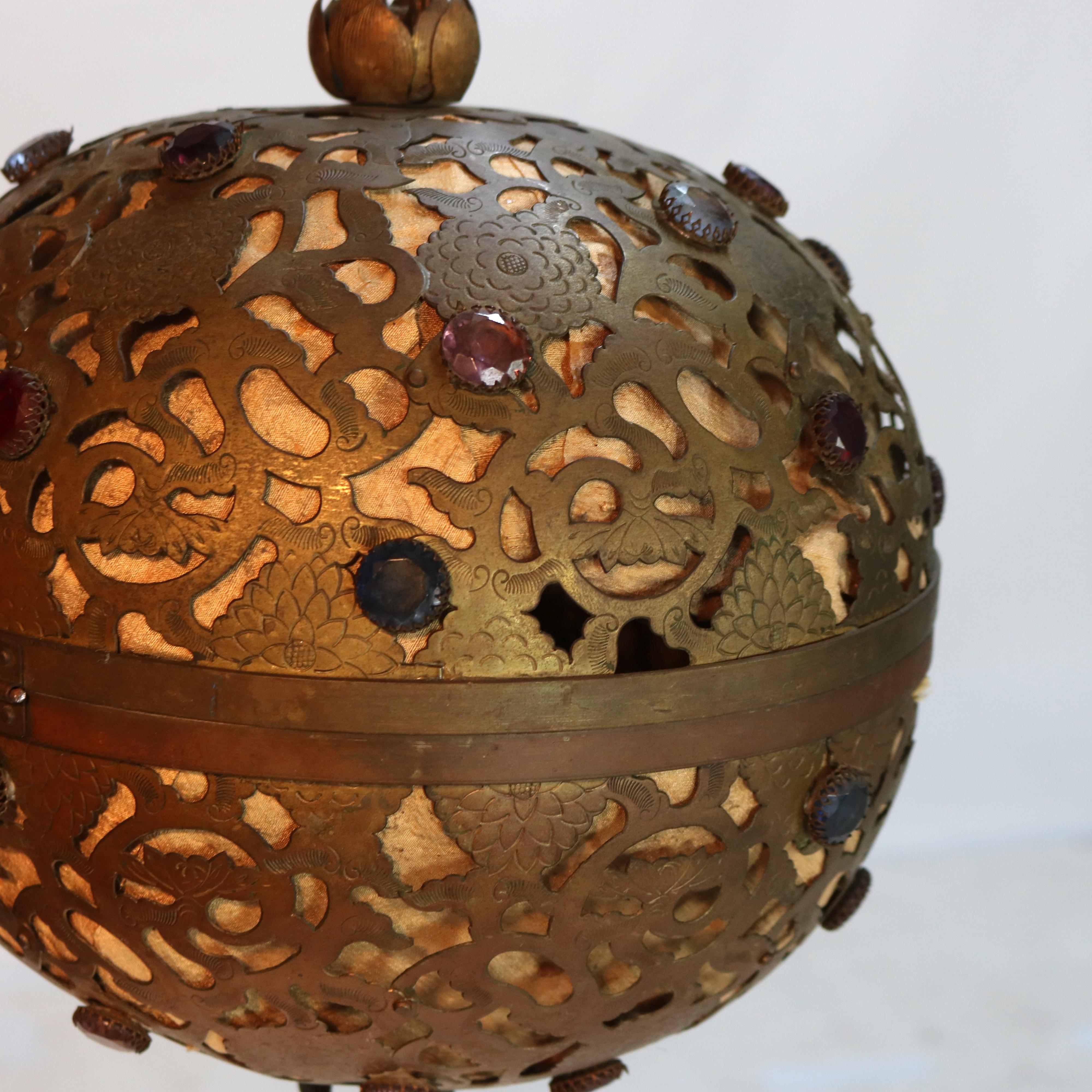 Antico pendente in ottone traforato e con paralume a sfera Jewell C1920 In condizioni buone in vendita a Big Flats, NY