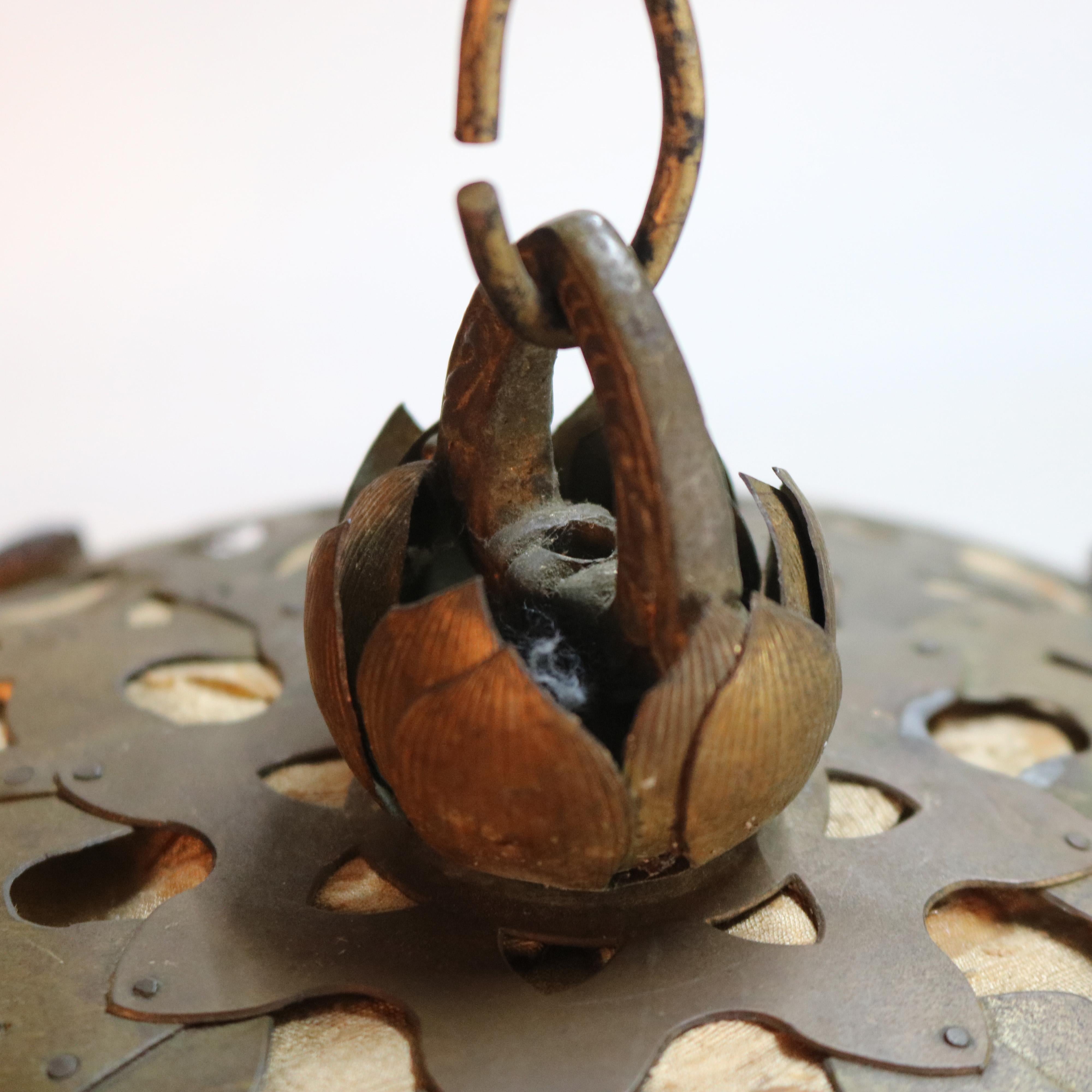 Ottone Antico pendente in ottone traforato e con paralume a sfera Jewell C1920 in vendita