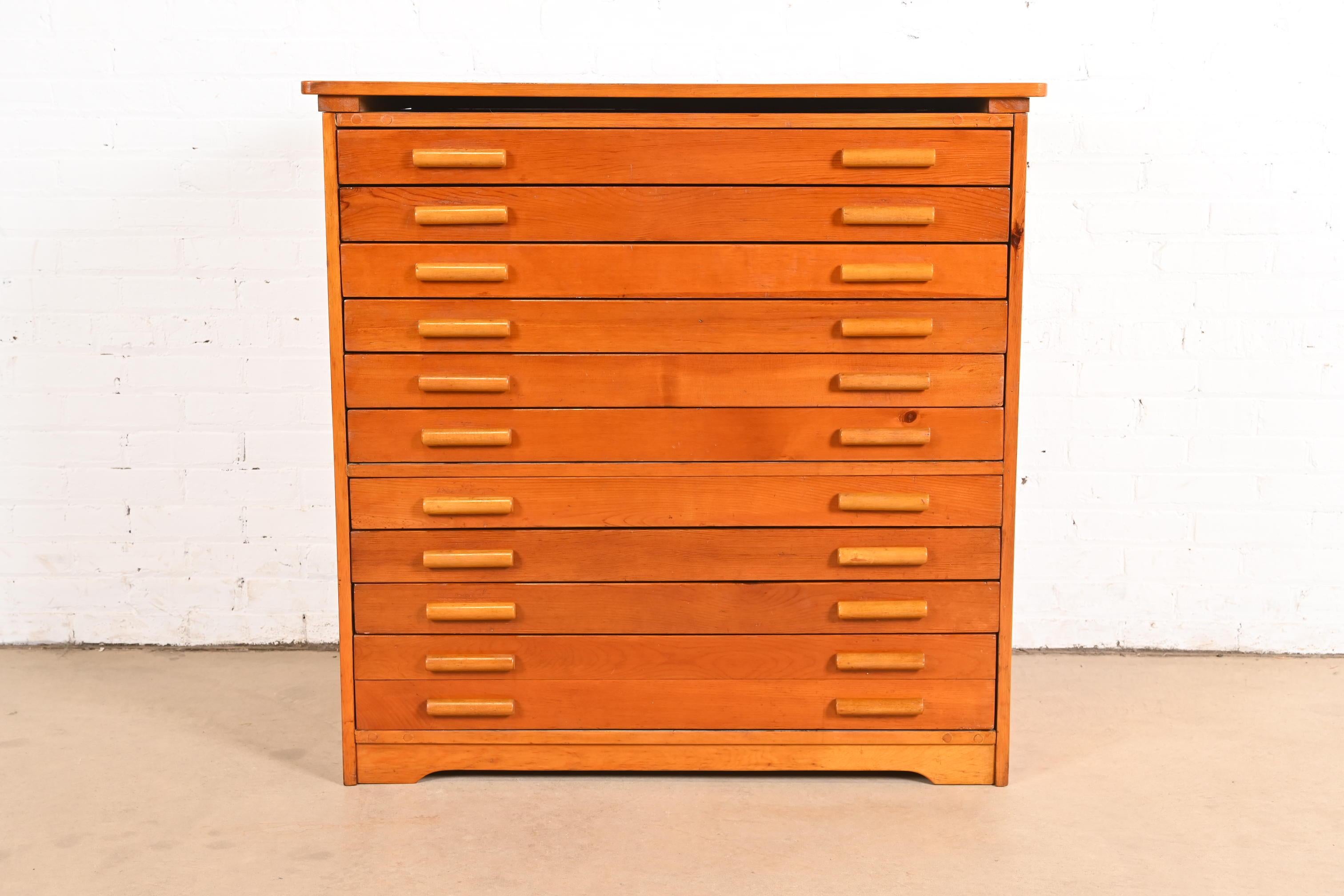 Rare et exceptionnel classeur plat à 10 tiroirs en pin pour plans d'architecte ou cabinet d'imprimeur.

A la manière de Globe Wernicke

USA, Circa 1900

Dimensions : 40,5 