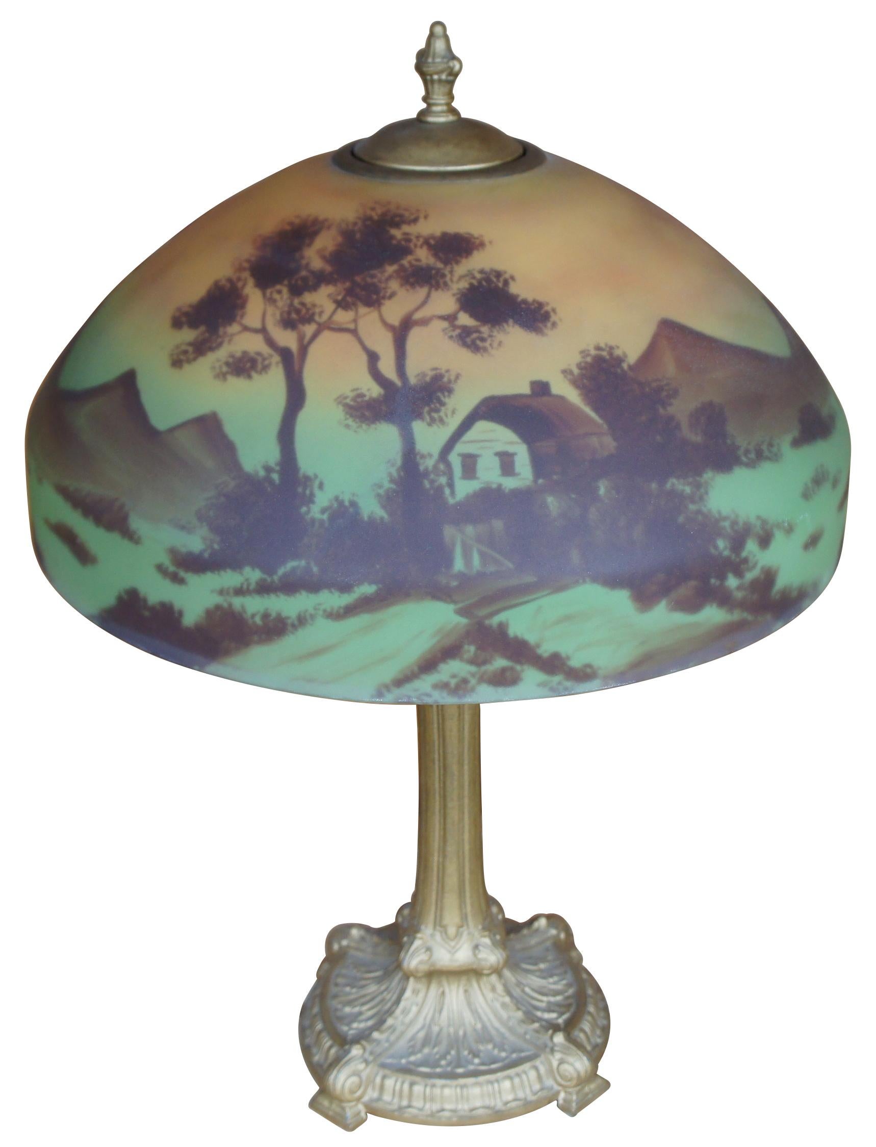 Ancienne lampe de salon victorienne Pittsburgh en fonte peinte à l'envers représentant un paysage de ferme avec des arbres et des montagnes.
 