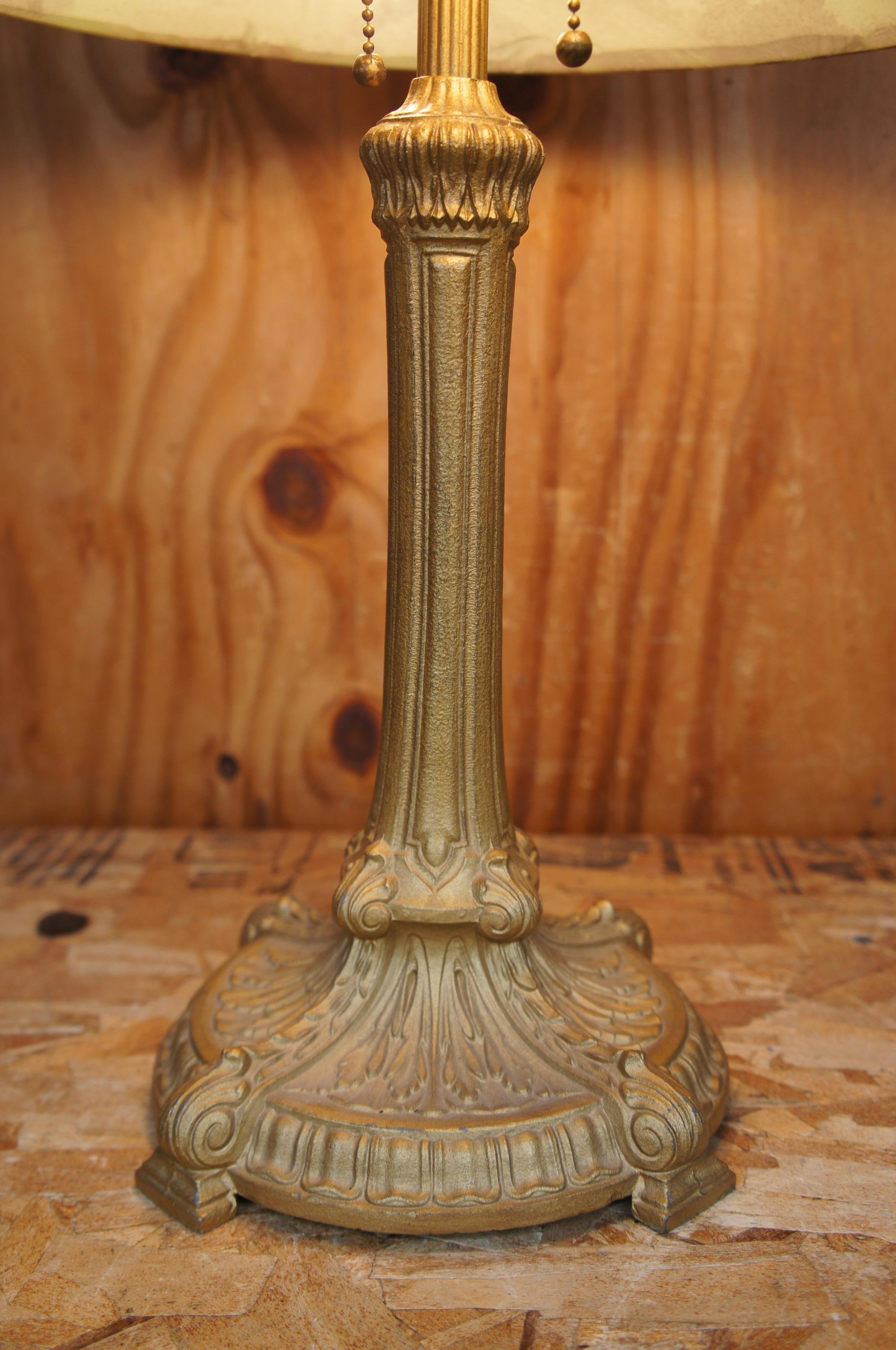 Verre Ancienne lampe de salon Arts & Crafts de Pittsburgh en fonte peinte à l'envers pour ferme