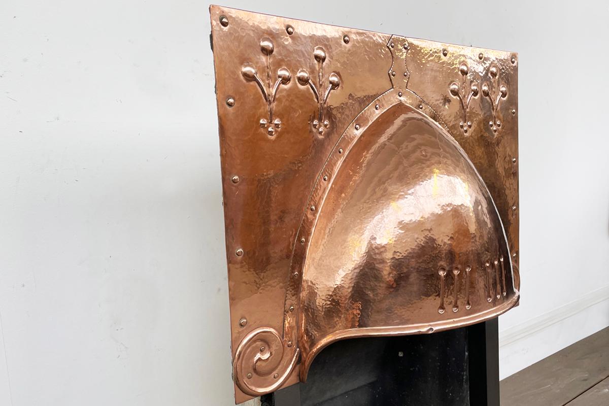 Antiker Arts and Crafts-Baldachin aus poliertem Kupfer auf Beinen im Zustand „Gut“ im Angebot in Manchester, GB