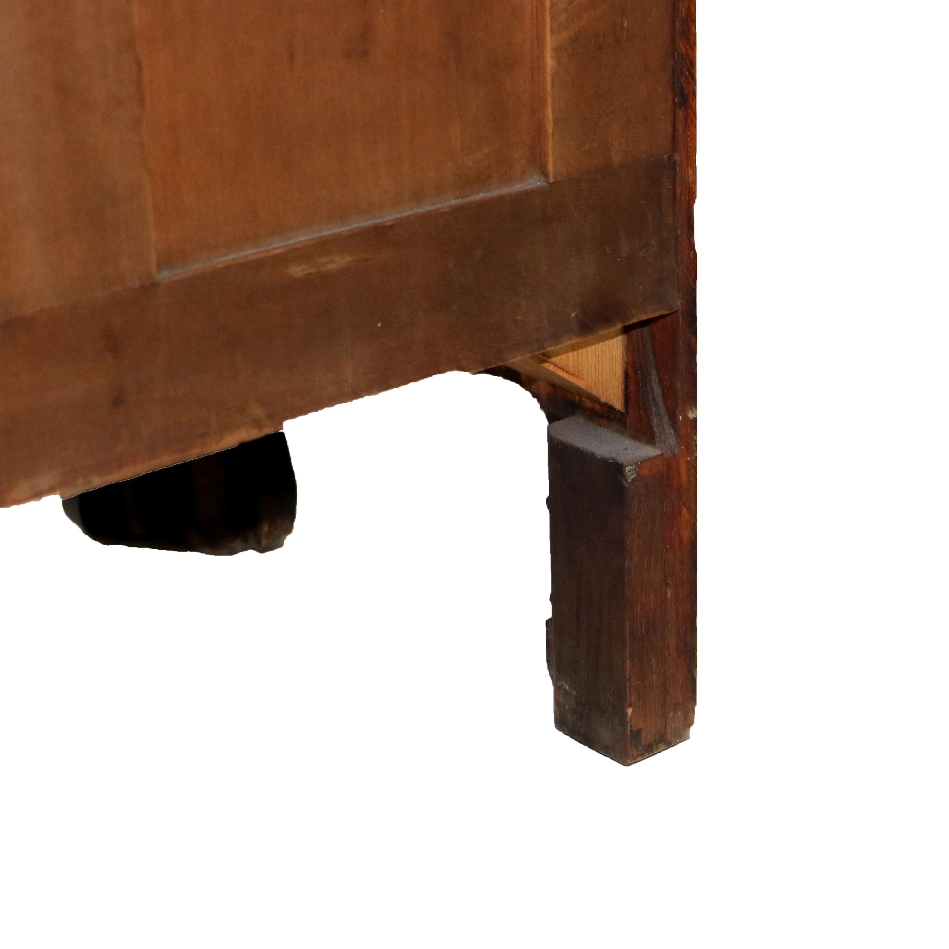 Bibliothèque Arts & Crafts ancienne à double porte en chêne pressé et sculpté C1920 en vente 6