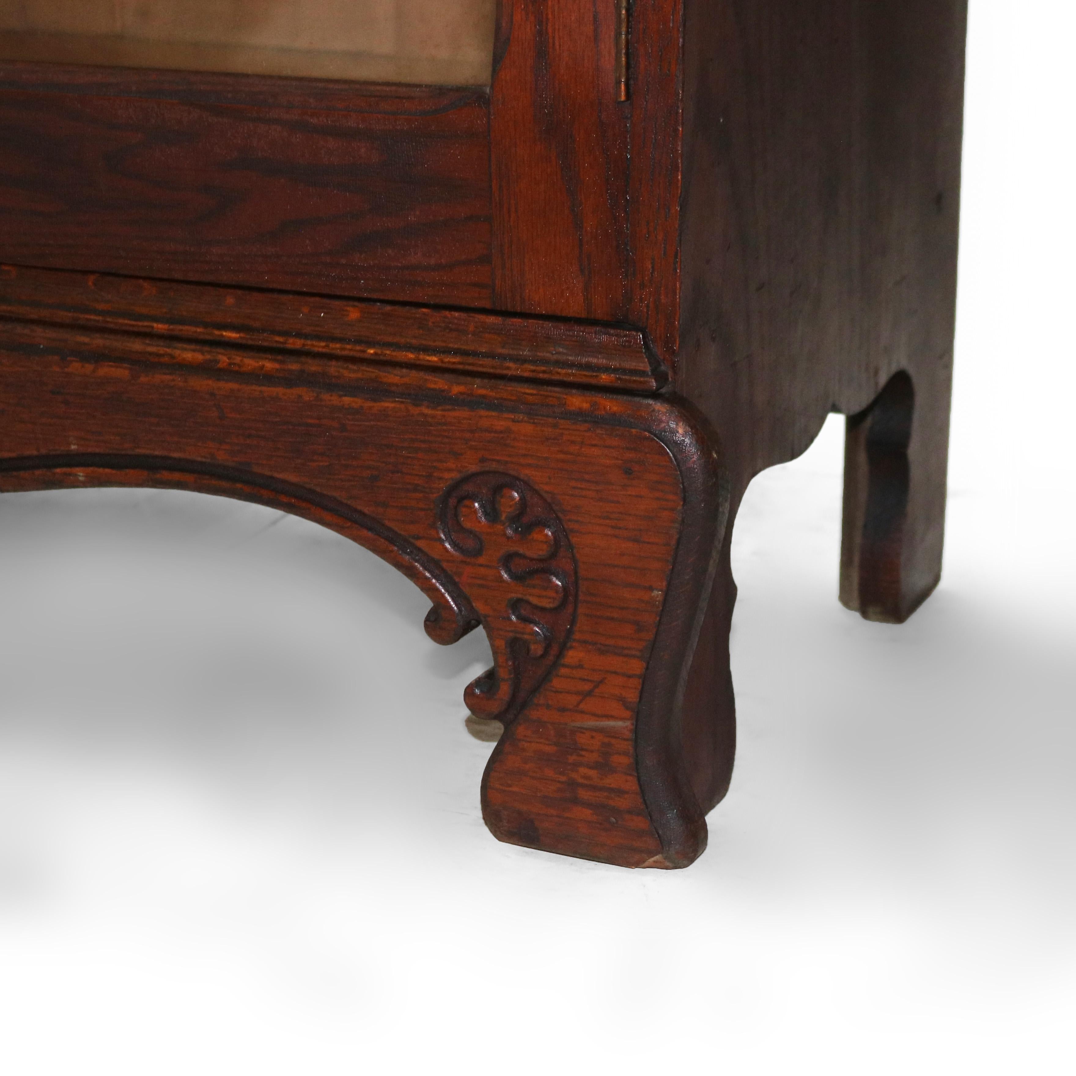 Bibliothèque Arts & Crafts ancienne à double porte en chêne pressé et sculpté C1920 en vente 2