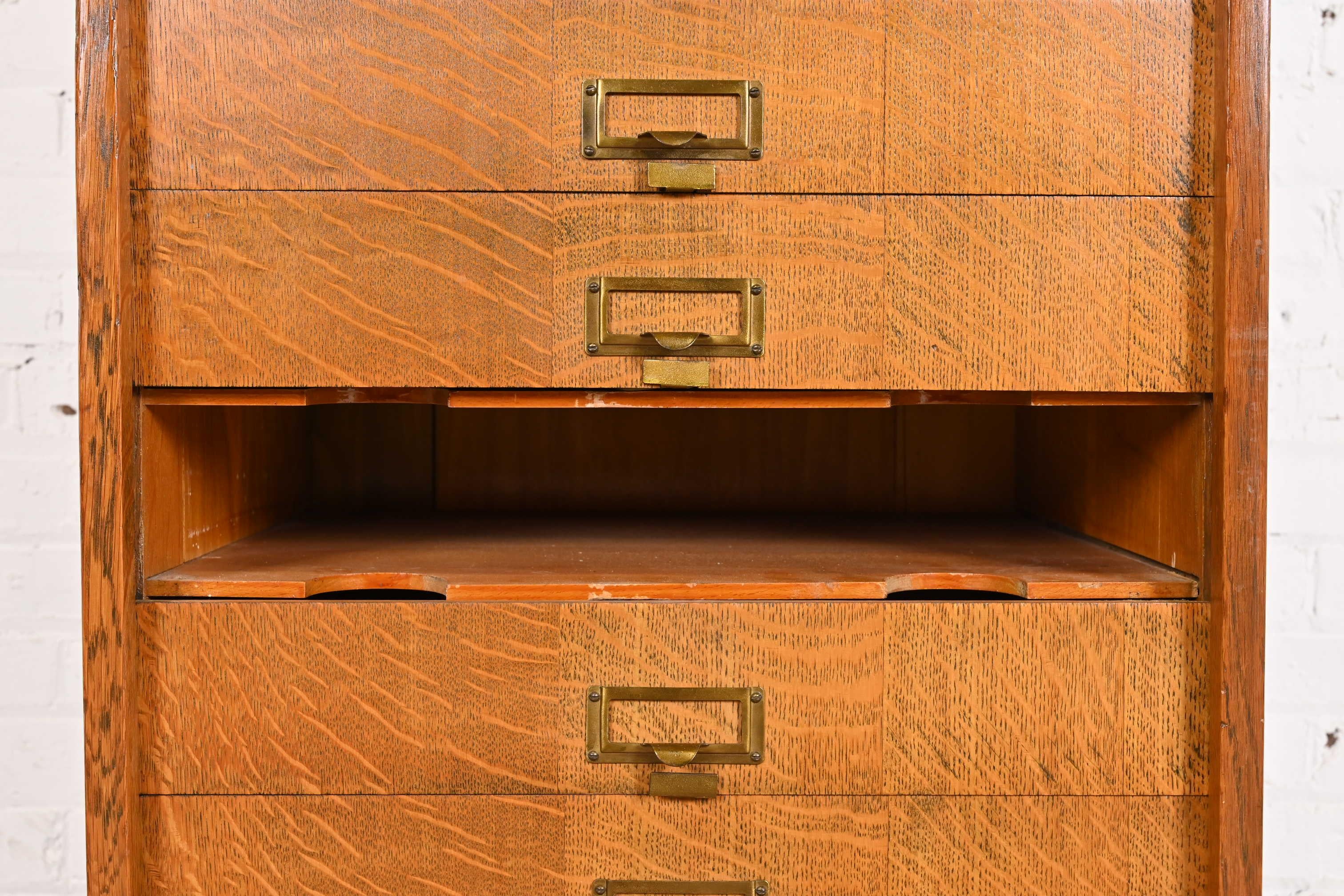 Antique Arts & Crafts Quarter Sawn Oak 31-Compartment Filing Cabinet For Sale 4