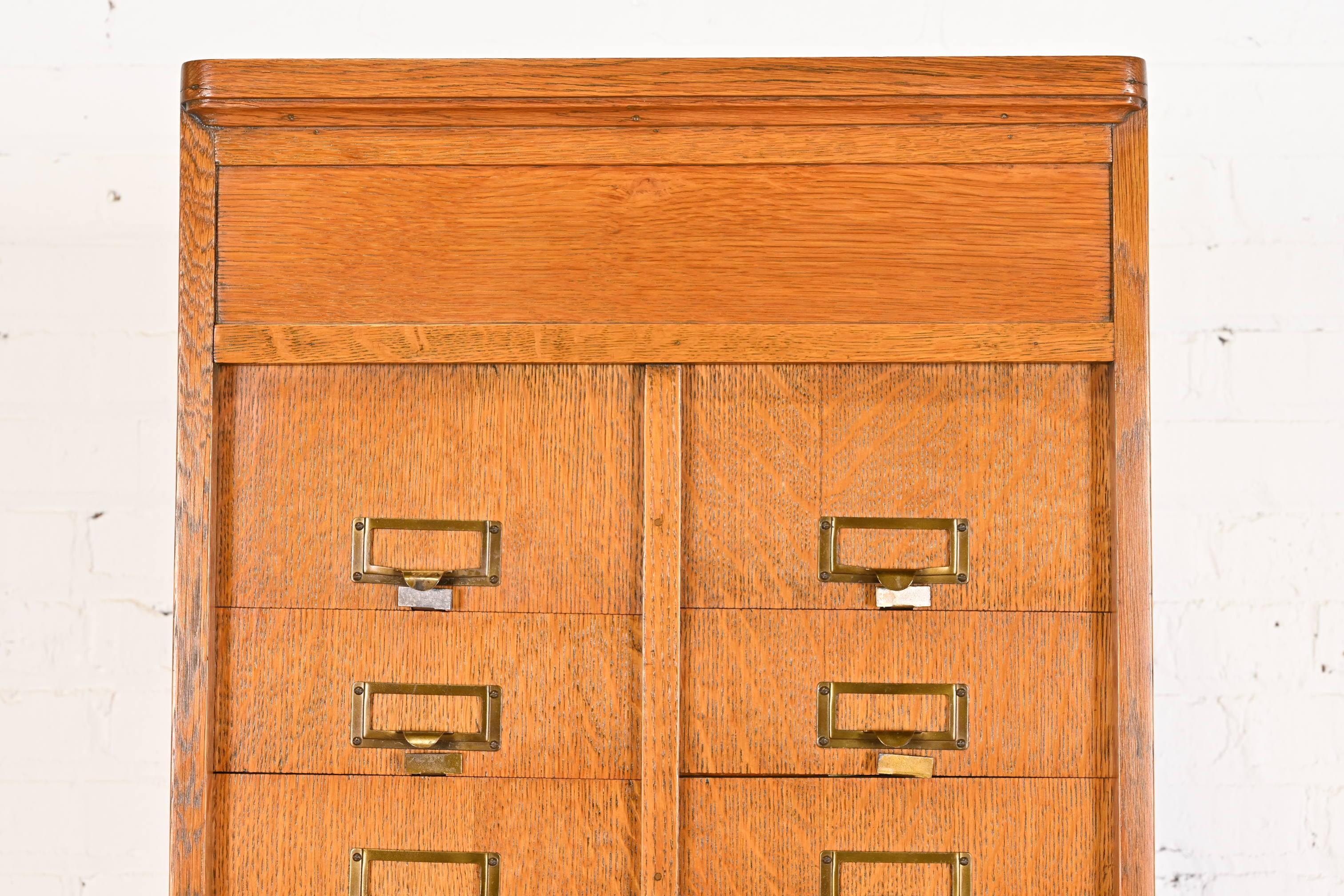 Antique Arts & Crafts Quarter Sawn Oak 31-Compartment Filing Cabinet For Sale 5