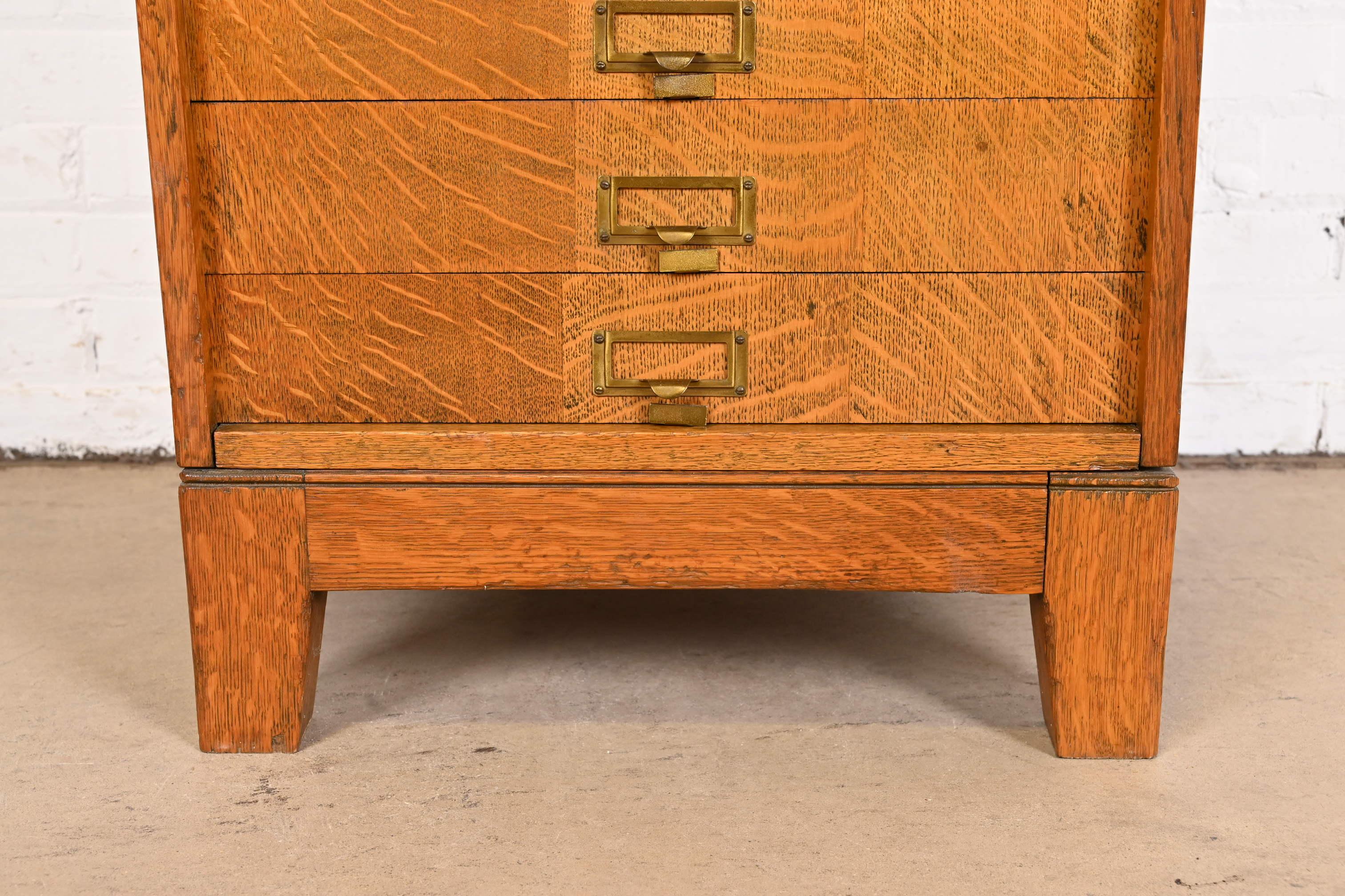 Antique Arts & Crafts Quarter Sawn Oak 31-Compartment Filing Cabinet For Sale 6