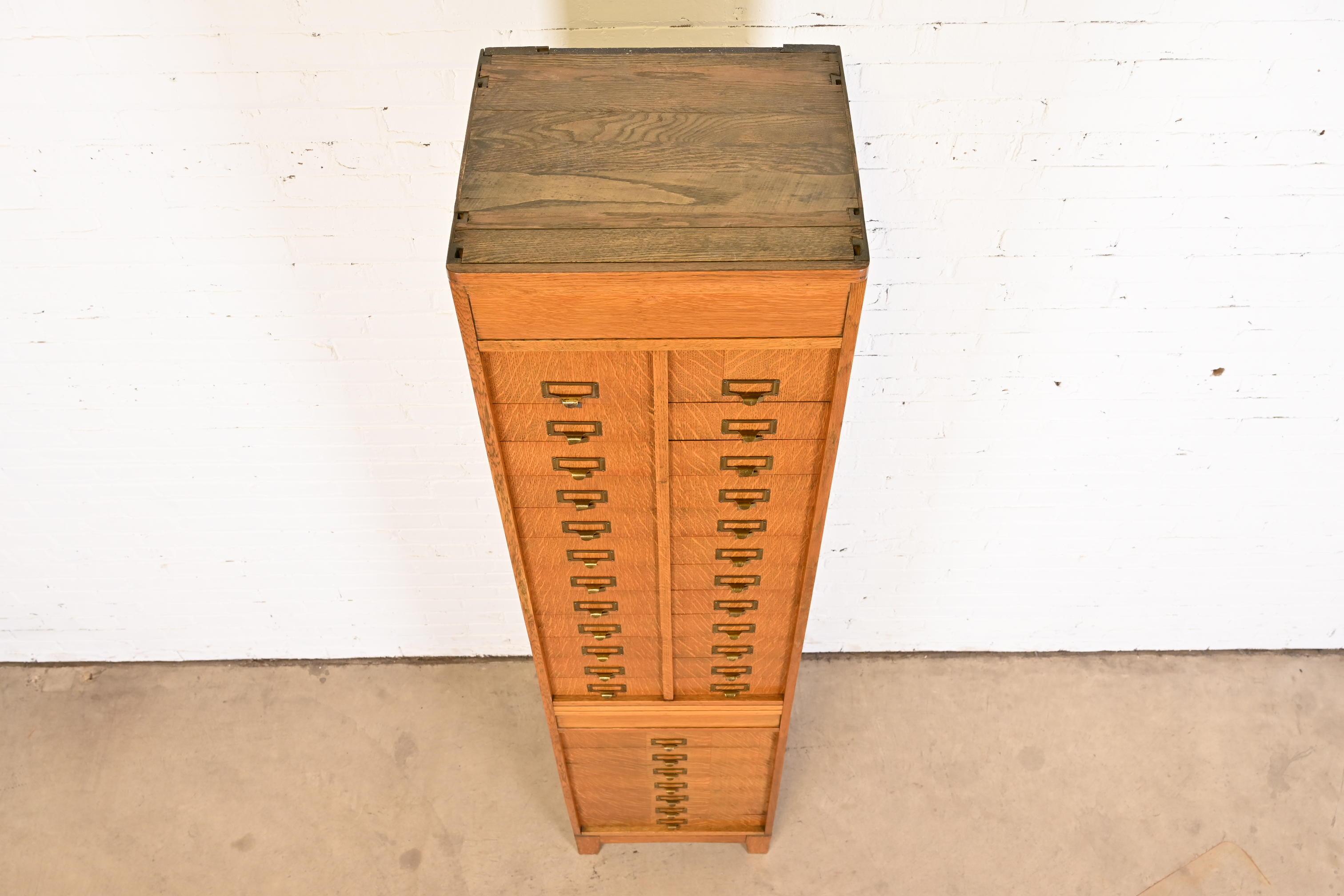 Antique Arts & Crafts Quarter Sawn Oak 31-Compartment Filing Cabinet For Sale 7