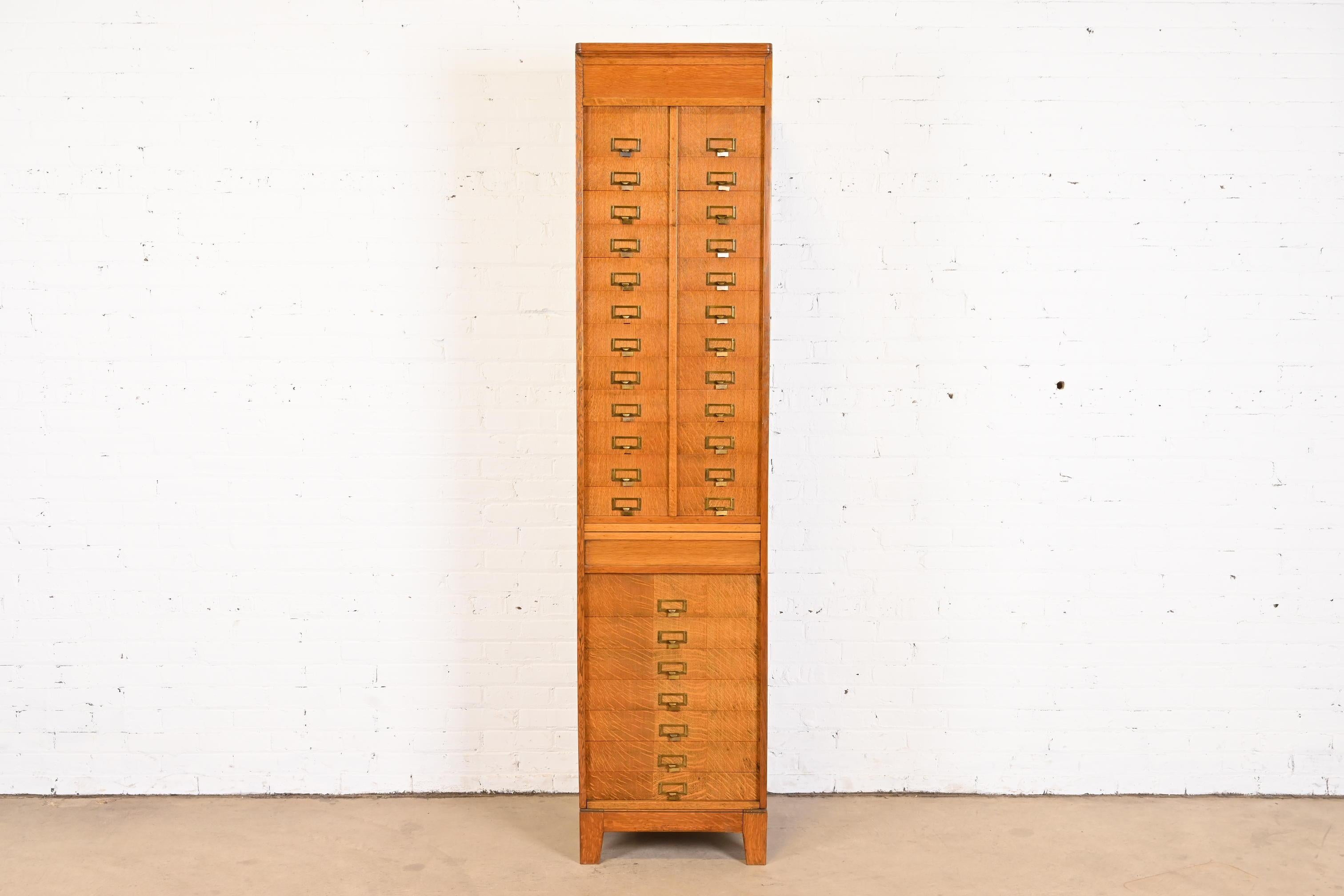 A rare and exceptional Arts & Crafts 31-compartment file cabinet

By The Federal Equipment Co.

USA, early 20th century

Quarter sawn oak, with brass hardware.

Measures: 19.5