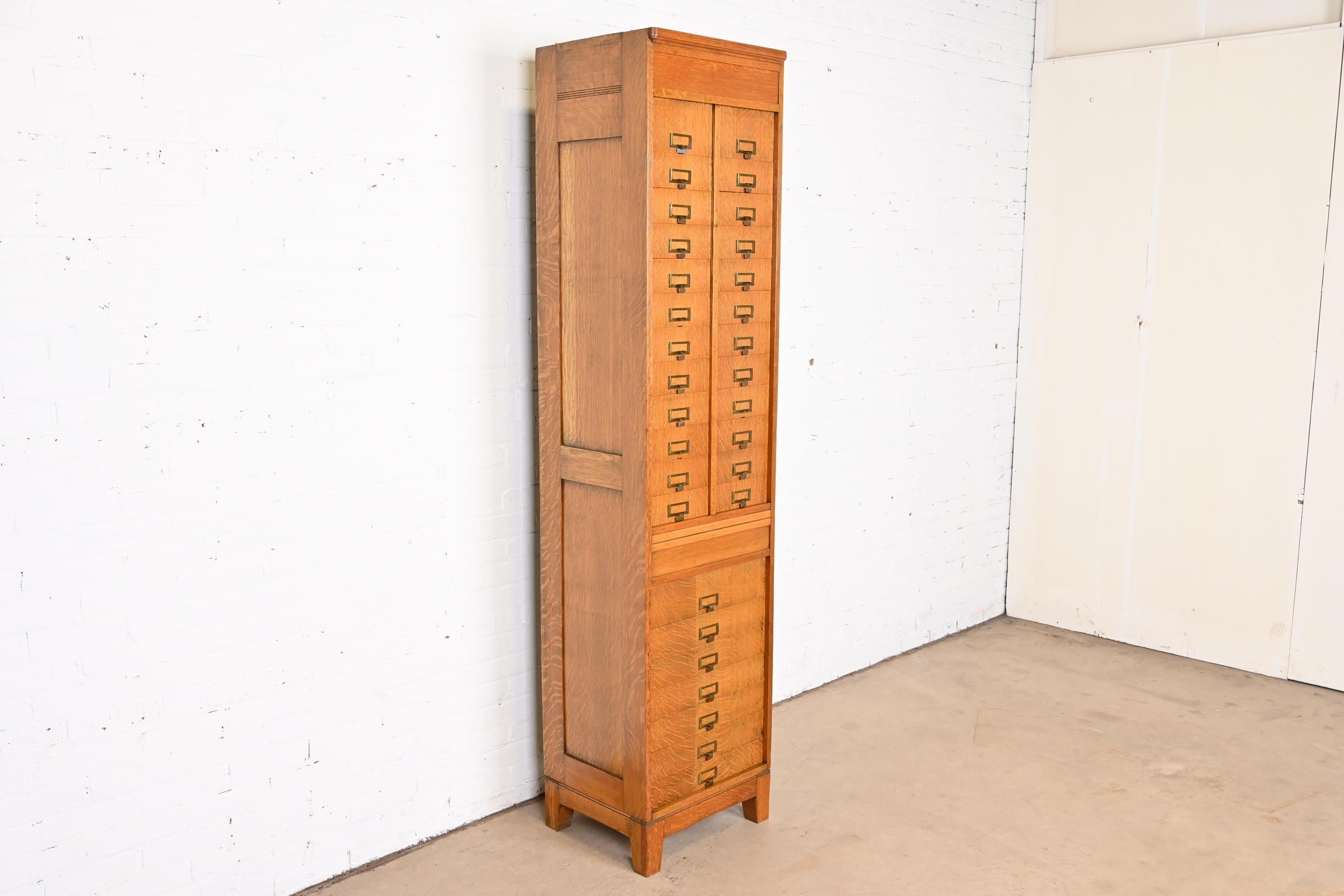 Ancienne armoire à fil de fer Arts & Crafts en chêne quart-de-scie, 31 pièces Bon état - En vente à South Bend, IN