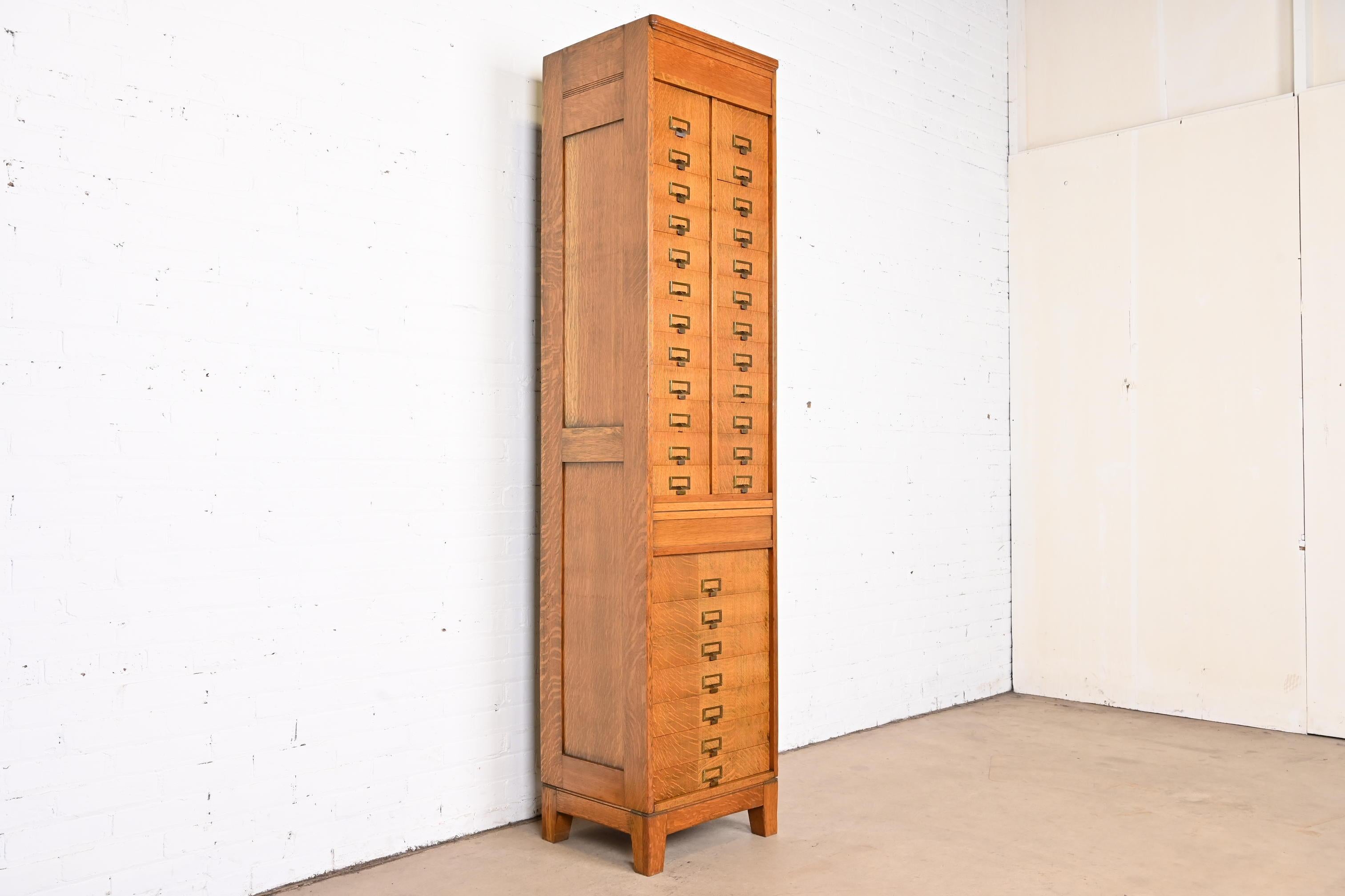 20ième siècle Ancienne armoire à fil de fer Arts & Crafts en chêne quart-de-scie, 31 pièces en vente