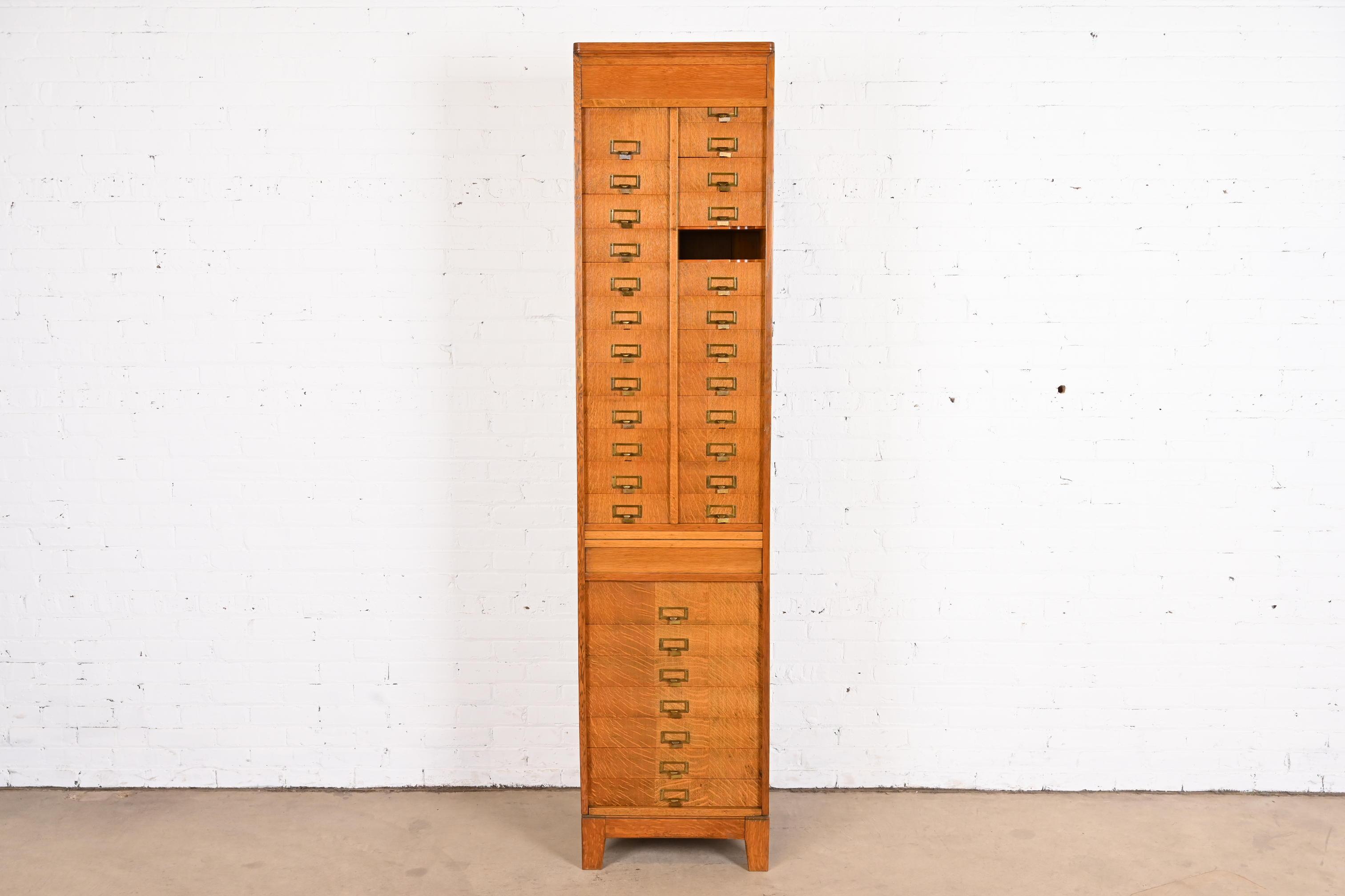 Chêne Ancienne armoire à fil de fer Arts & Crafts en chêne quart-de-scie, 31 pièces en vente