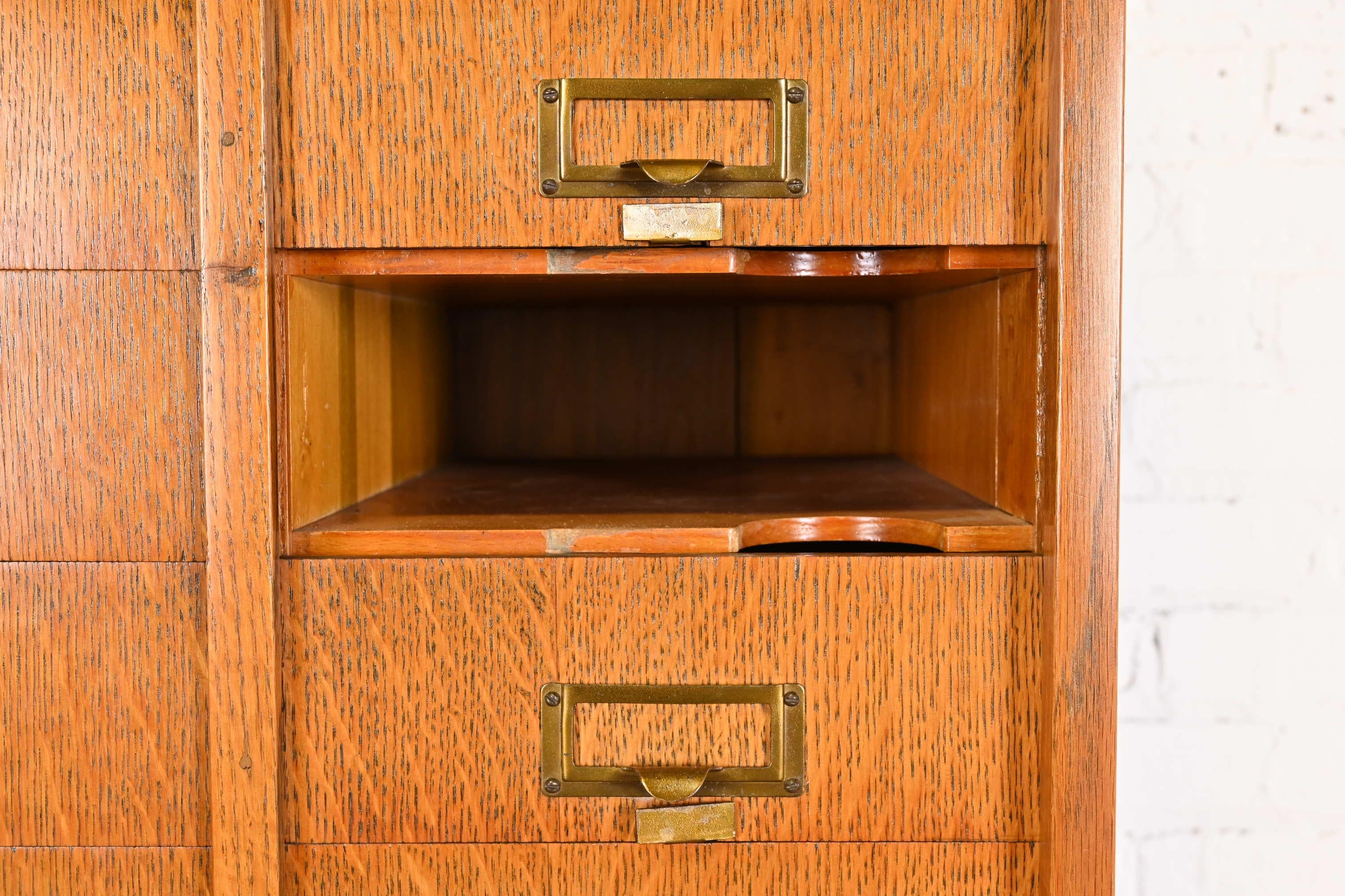 Antique Arts & Crafts Quarter Sawn Oak 31-Compartment Filing Cabinet For Sale 2