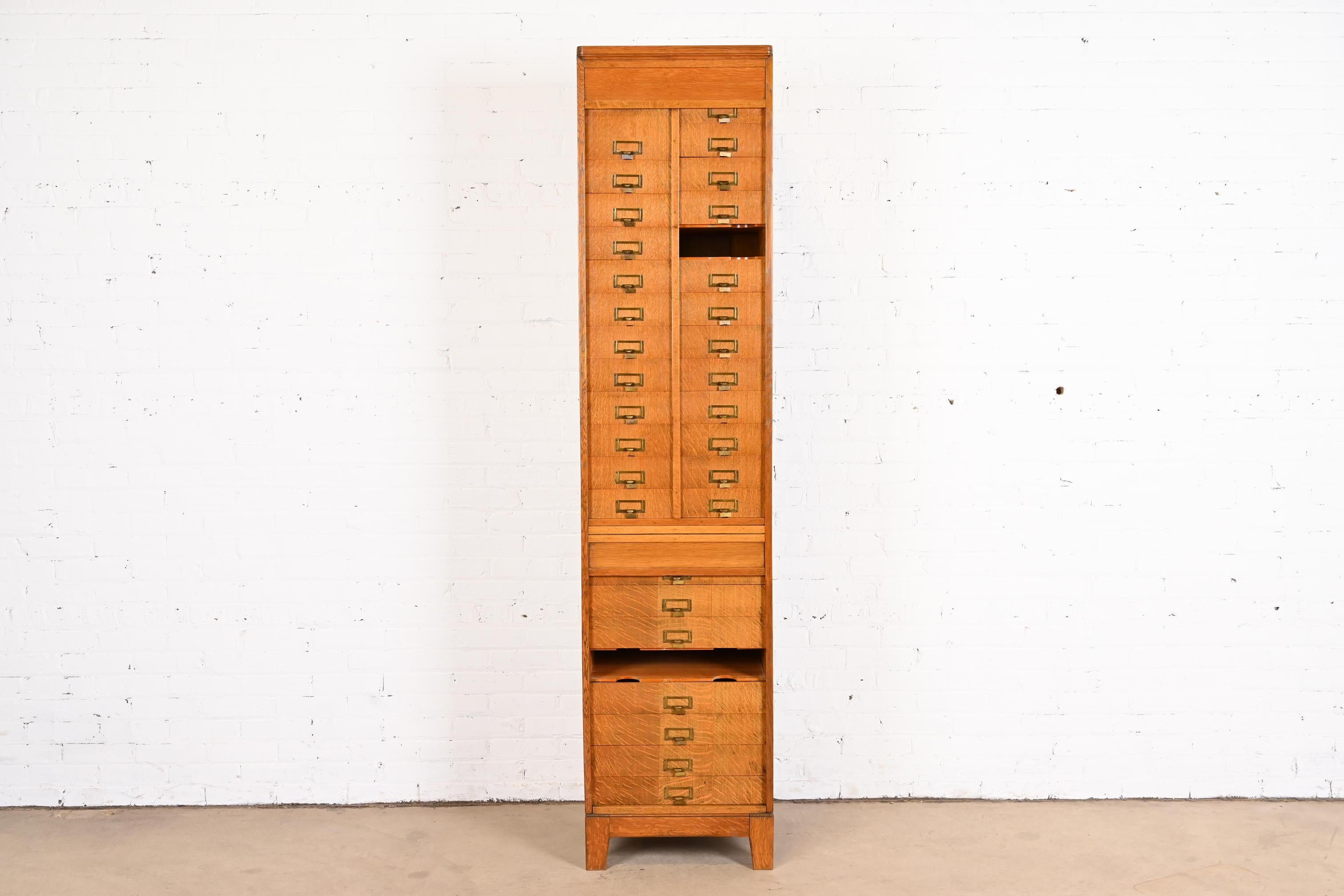 Antique Arts & Crafts Quarter Sawn Oak 31-Compartment Filing Cabinet For Sale 3