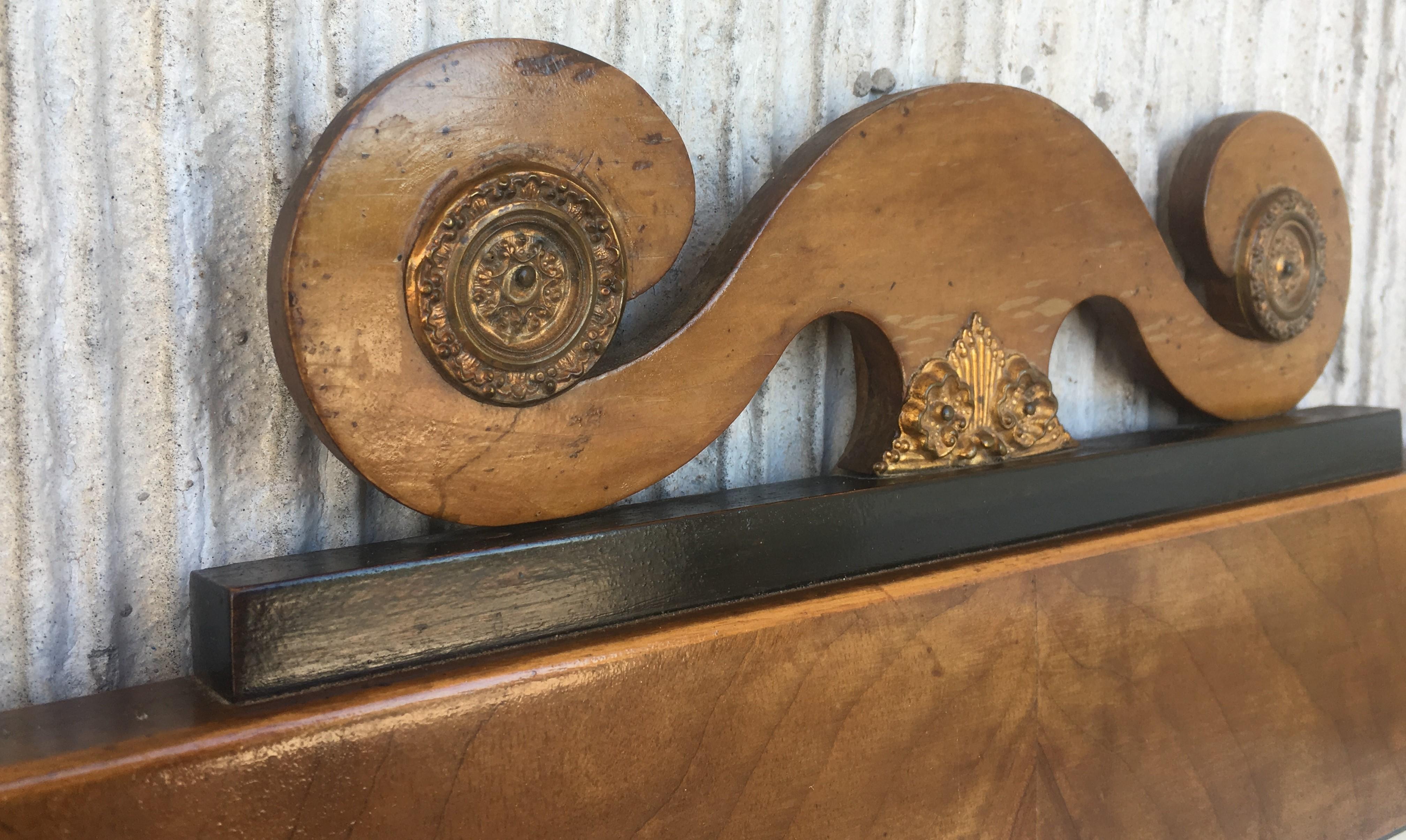 Rechteckiger antiker Arts and Crafts-Spiegel aus geschnitzter Eiche und Bronze, um 1920 im Zustand „Gut“ im Angebot in Miami, FL
