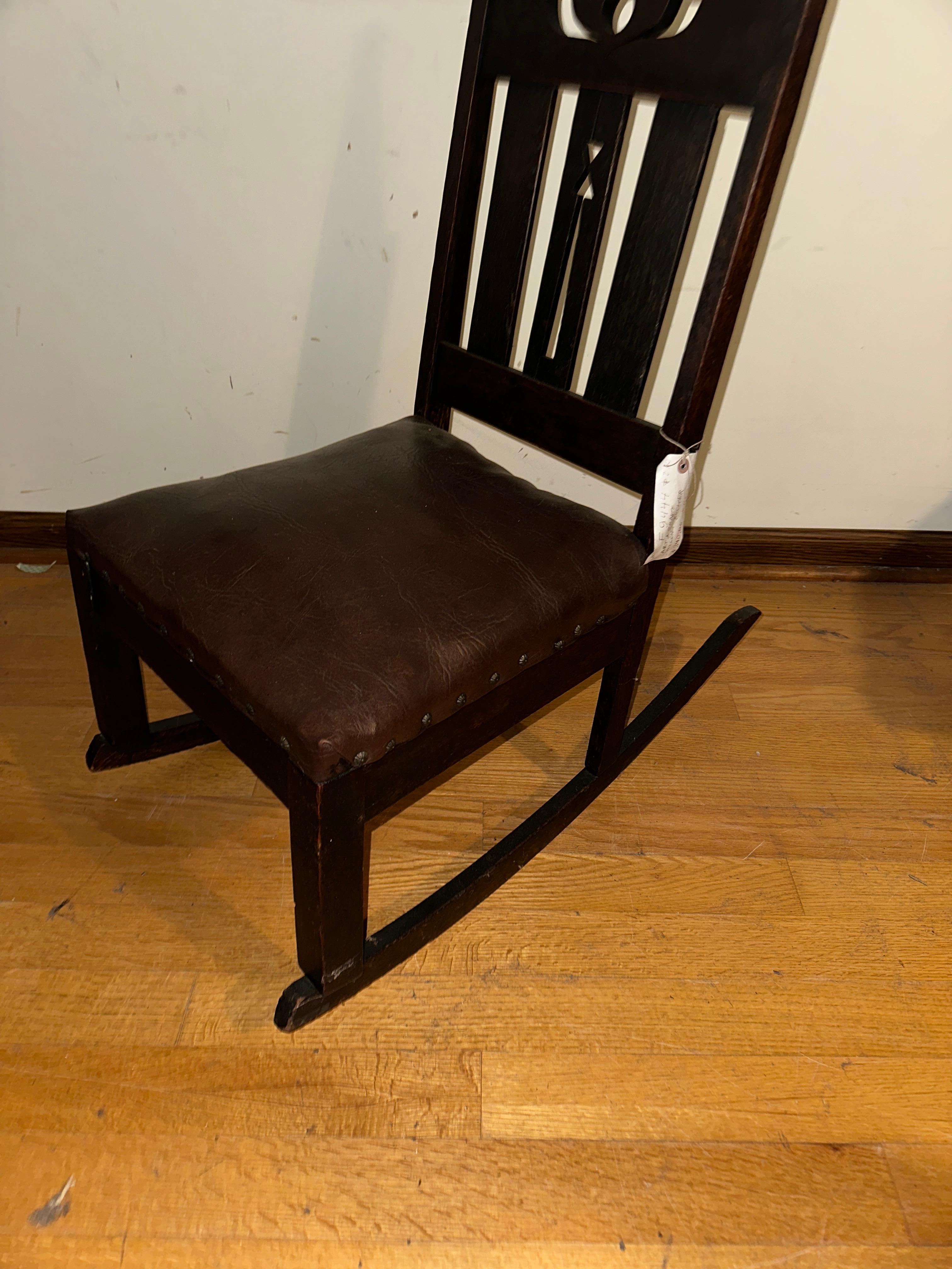 This is a nice Arts & Crafts Rocker from the early 1900s (Stickley Era). The chair is in very good condition.

- W1894