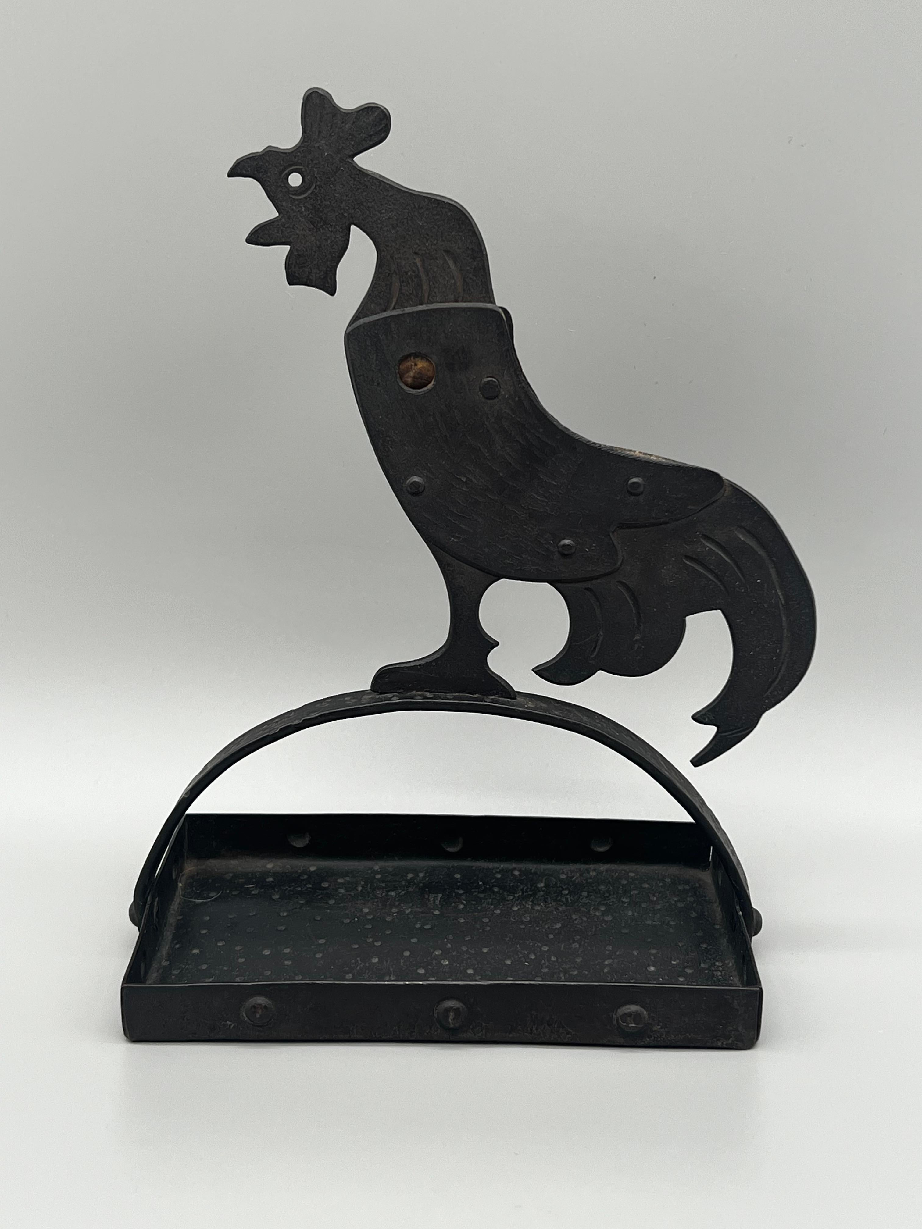 Seltenes und einzigartiges Sammlerstück von Hugo Berger.  Antiker Goberg Hahn Zigarrenschneider aus der Zeit des Kunsthandwerks.  Dieses stilvolle Stück funktioniert, wenn Sie den Kopf des Hahns auf und ab bewegen, um den Zigarrenschneider zu