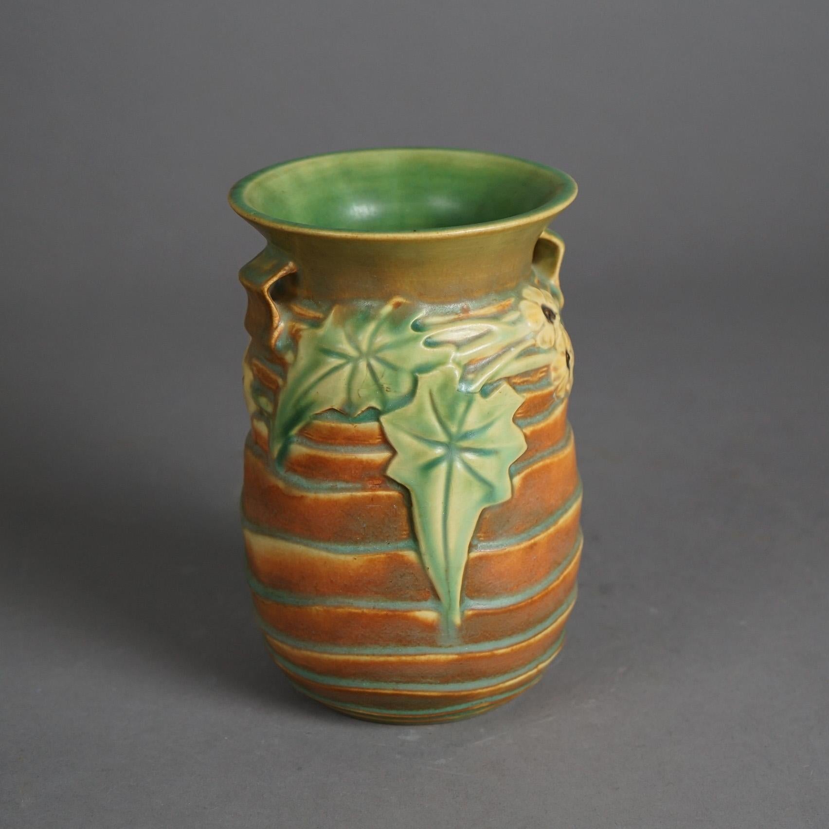 Eine Roseville-Vase aus der Zeit des Kunsthandwerks bietet eine kunstvolle Keramikkonstruktion mit dem Luffa-Muster, Herstelleretikett  auf der Basis wie fotografiert, um 1930

Maße: 7,5''H x 4,75''B x 4,75''D