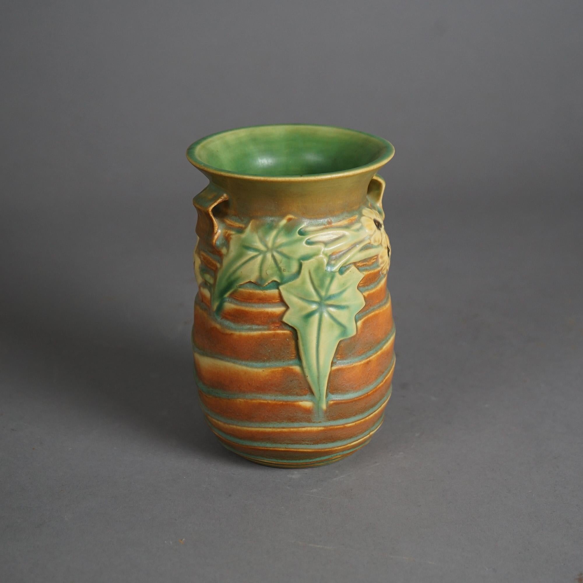 Antike Arts and Crafts Roseville Luffa-Keramikvase mit Luffa-Muster, um 1930 (amerikanisch) im Angebot