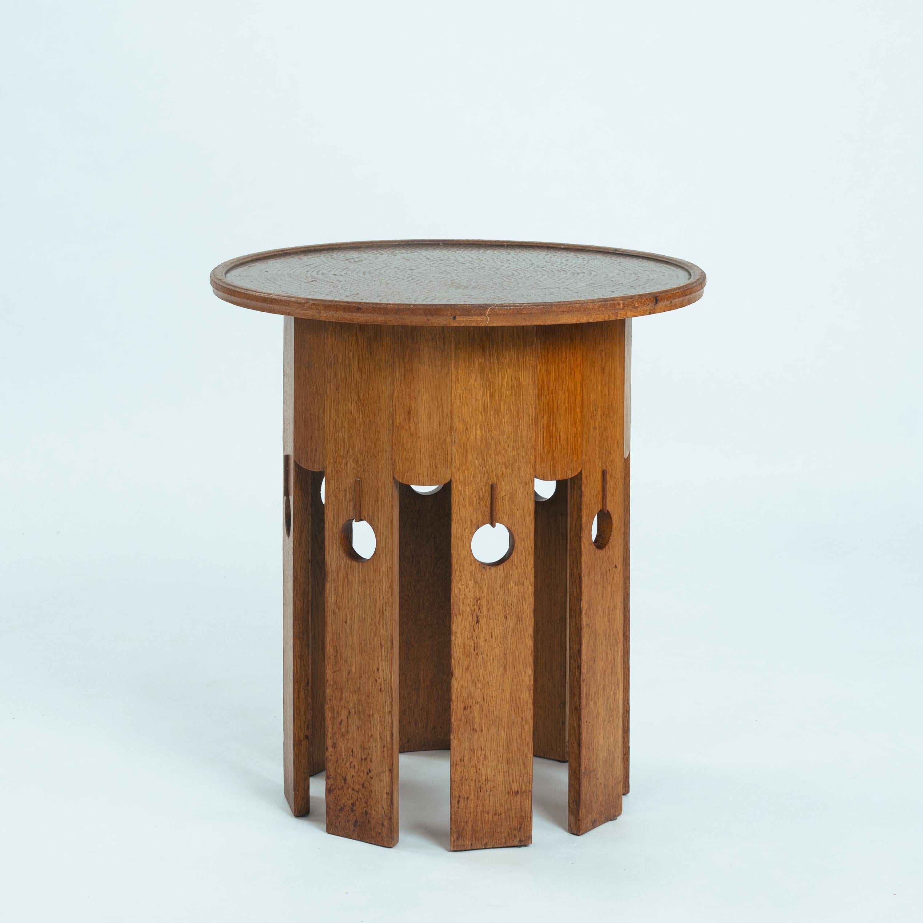 Early antique and rare arts and crafts side table.
Probably from Scotland or the United Kingdom, around the 1900s
Hammered copper top, oak base.

In good stable condition, with normal traces of use.


Height: 65 cm, diameter 63 cm