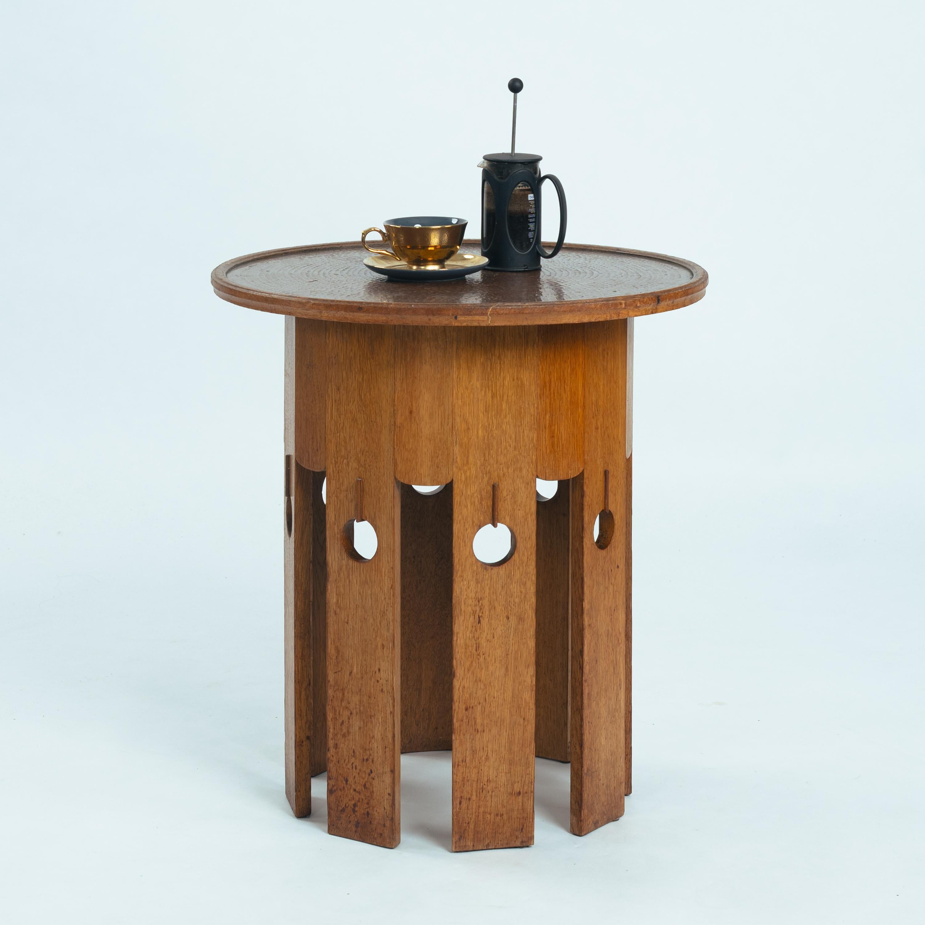 Arts and Crafts Antique Arts & crafts round sidetable in oak and copper, United Kingdom, 1908 For Sale