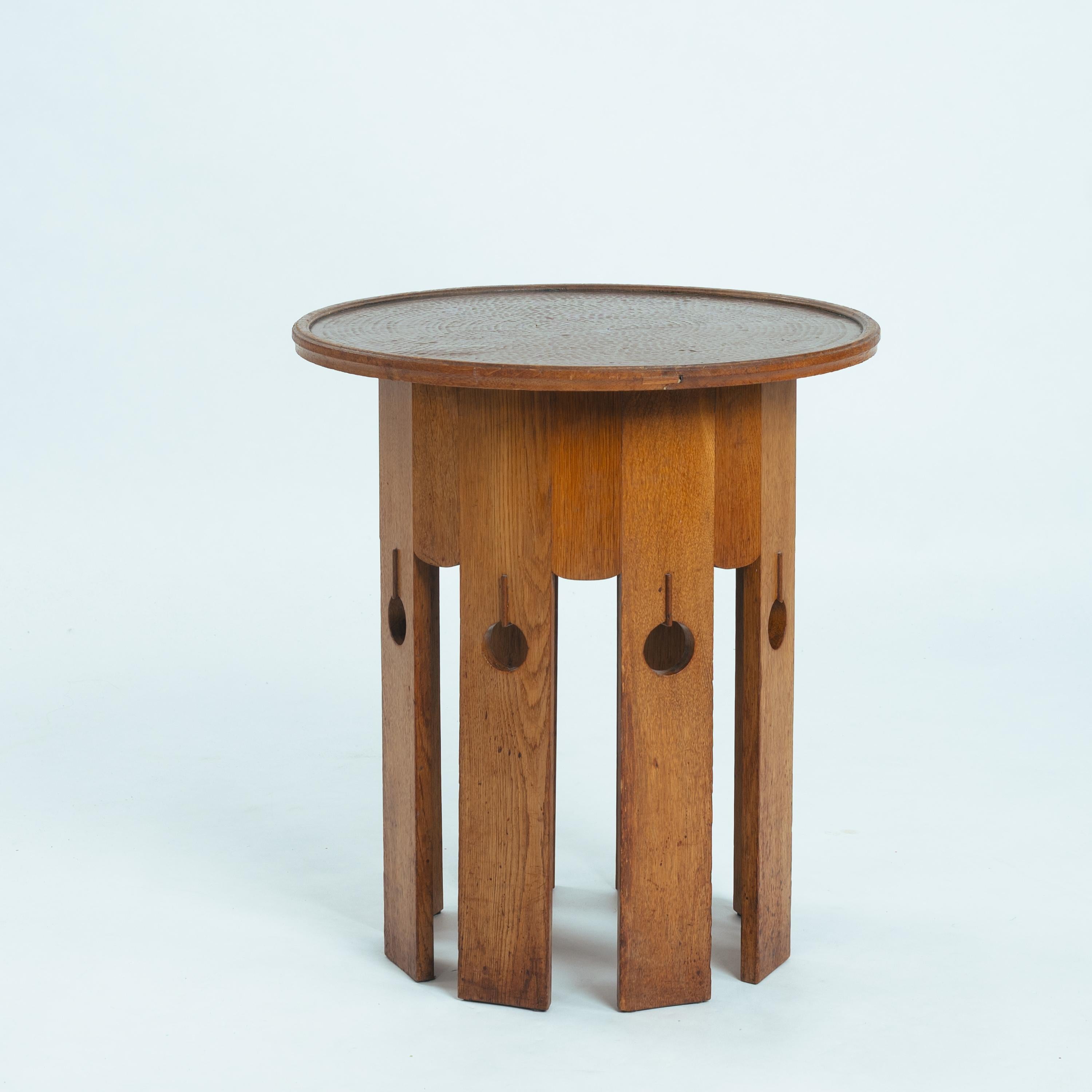 British Antique Arts & crafts round sidetable in oak and copper, United Kingdom, 1908 For Sale