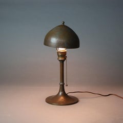 Antike Arts and Crafts Roycroft-Tischlampe aus gehämmertem Kupfer mit Siegel C1910