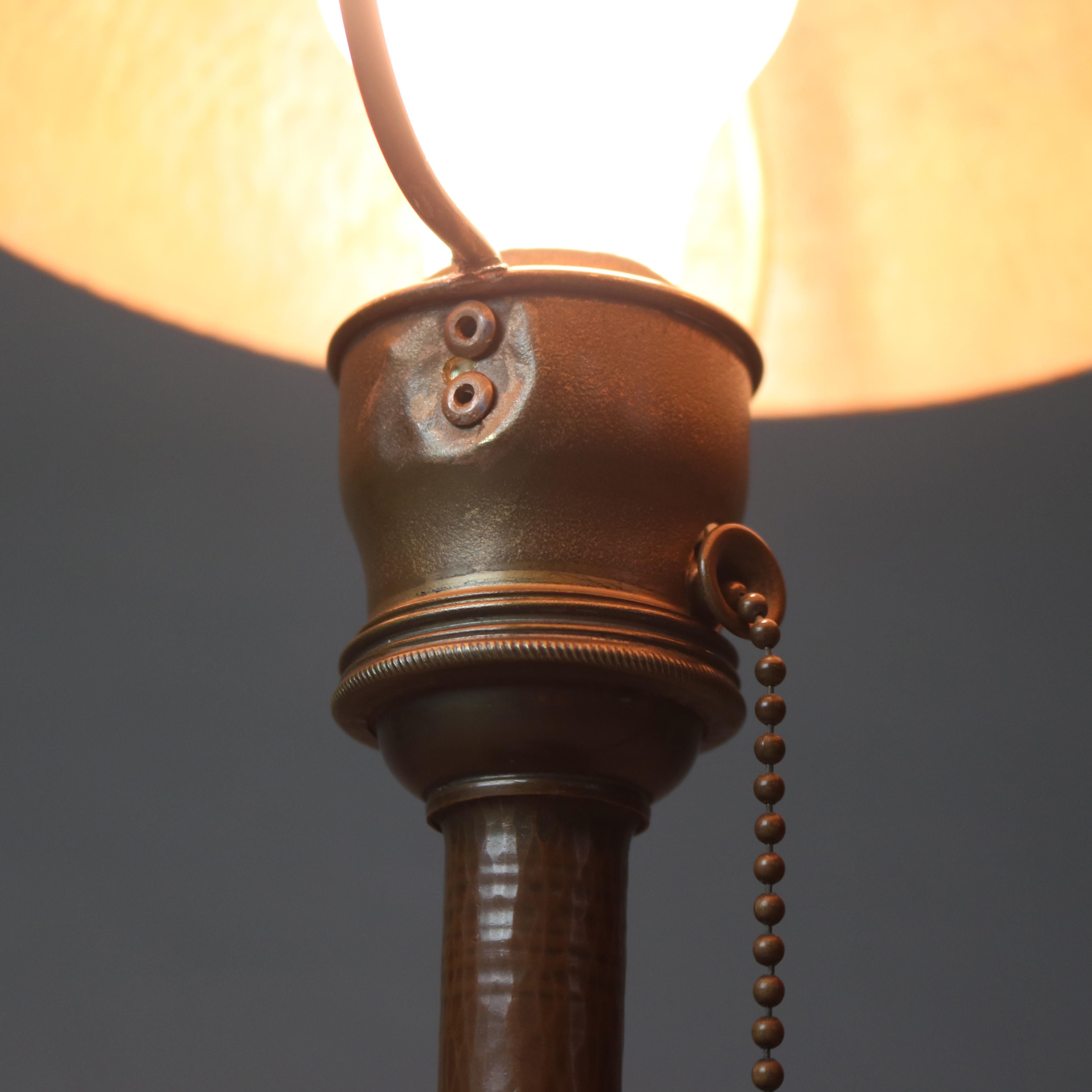 Antique Arts & Crafts Roycroft Hammered Copper Table Lamp with Seal C1910 In Good Condition In Big Flats, NY