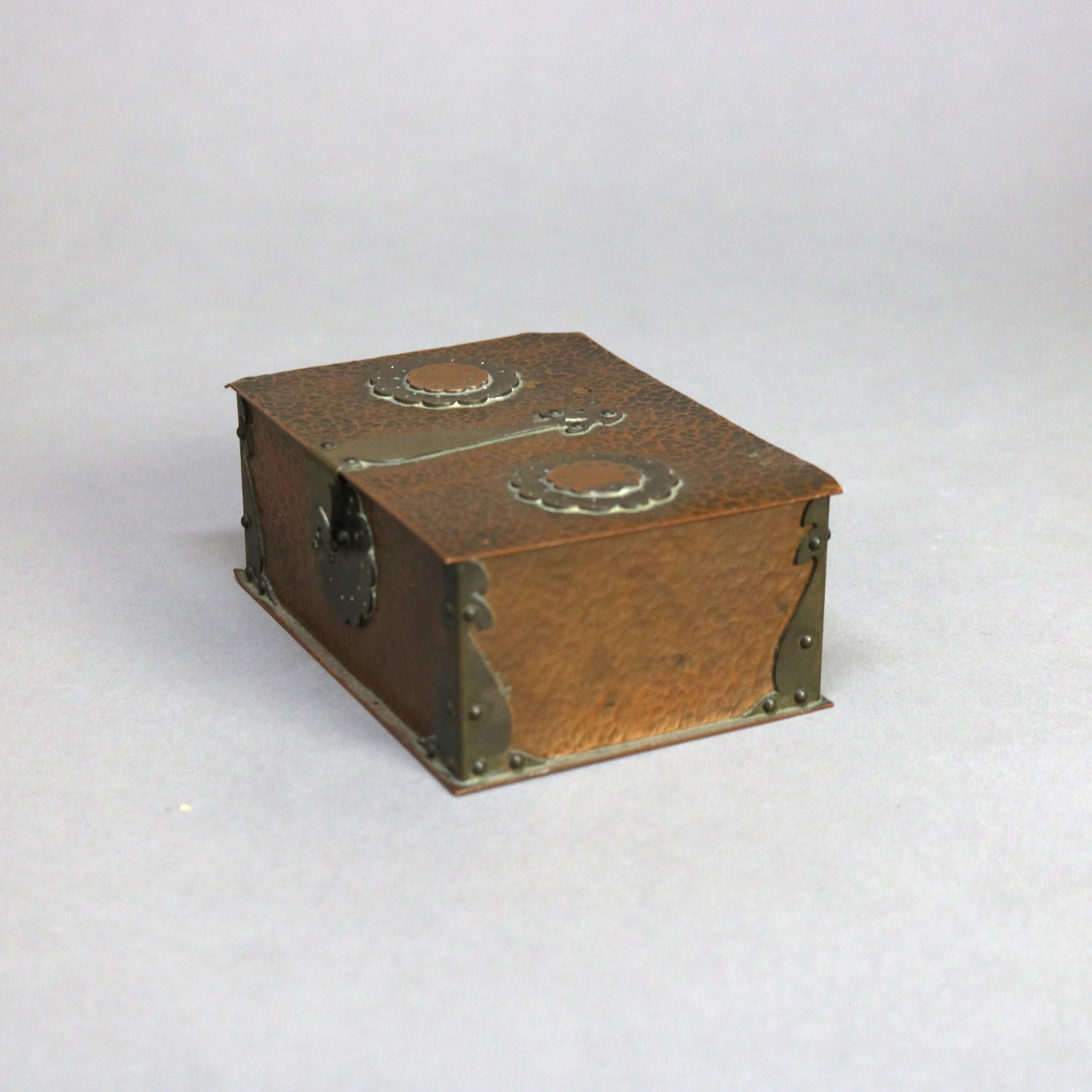 Antique Arts & Crafts Roycroft School Hammered Copper & Brass Trinket Box C1920 In Good Condition In Big Flats, NY
