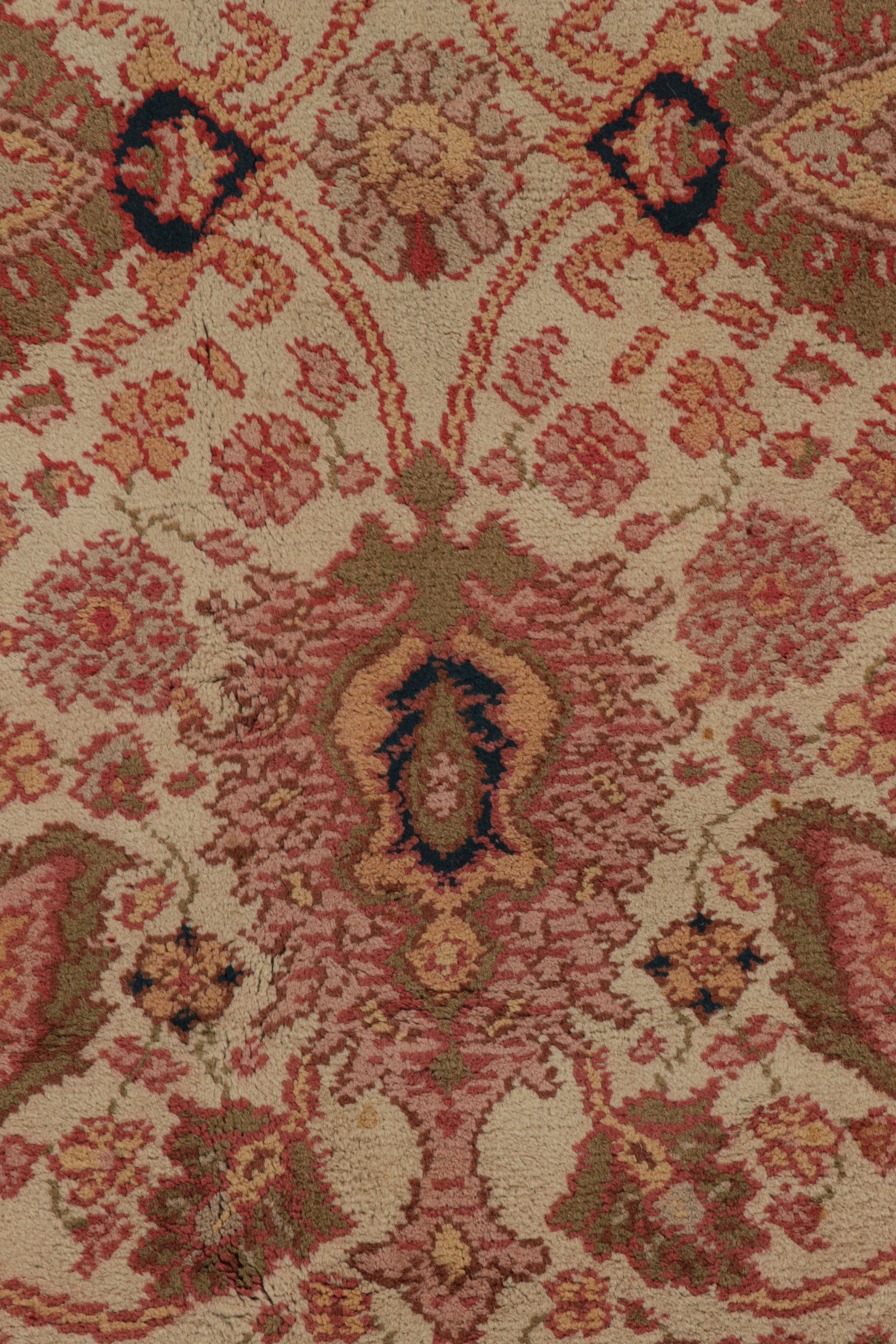 Antiker Arts and Crafts-Teppich in Beige mit rosa geblümten Mustern (Handgeknüpft) im Angebot