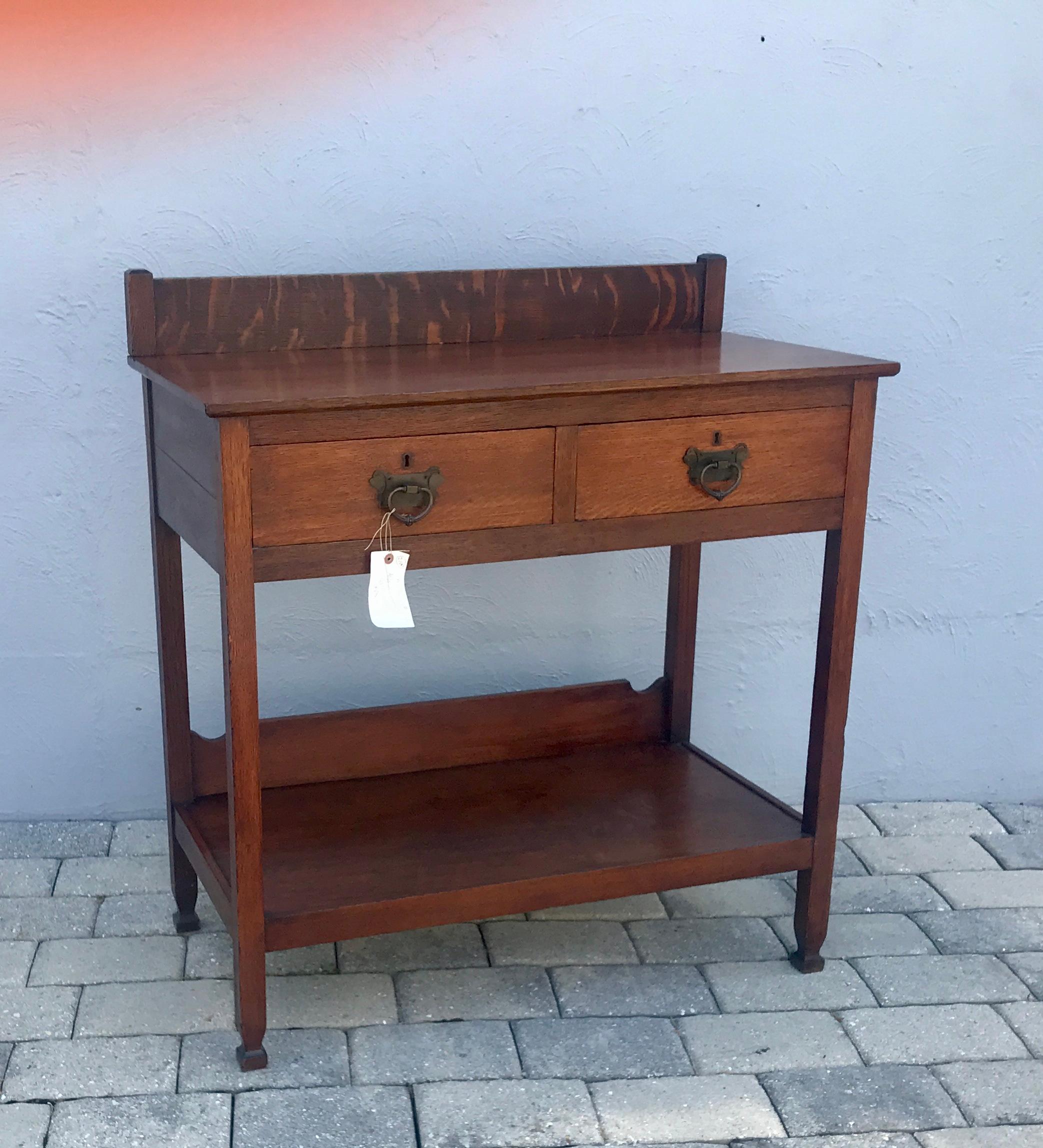 Il s'agit d'une ancienne table de service Arte Antiques par Hardin.  Fabriquée au début des années 1900, la table présente un grand choix de chênes. Il n'y a pas eu de réparation ni de remplacement de pièces.  STURDY & STRONG et prêt à l'emploi 