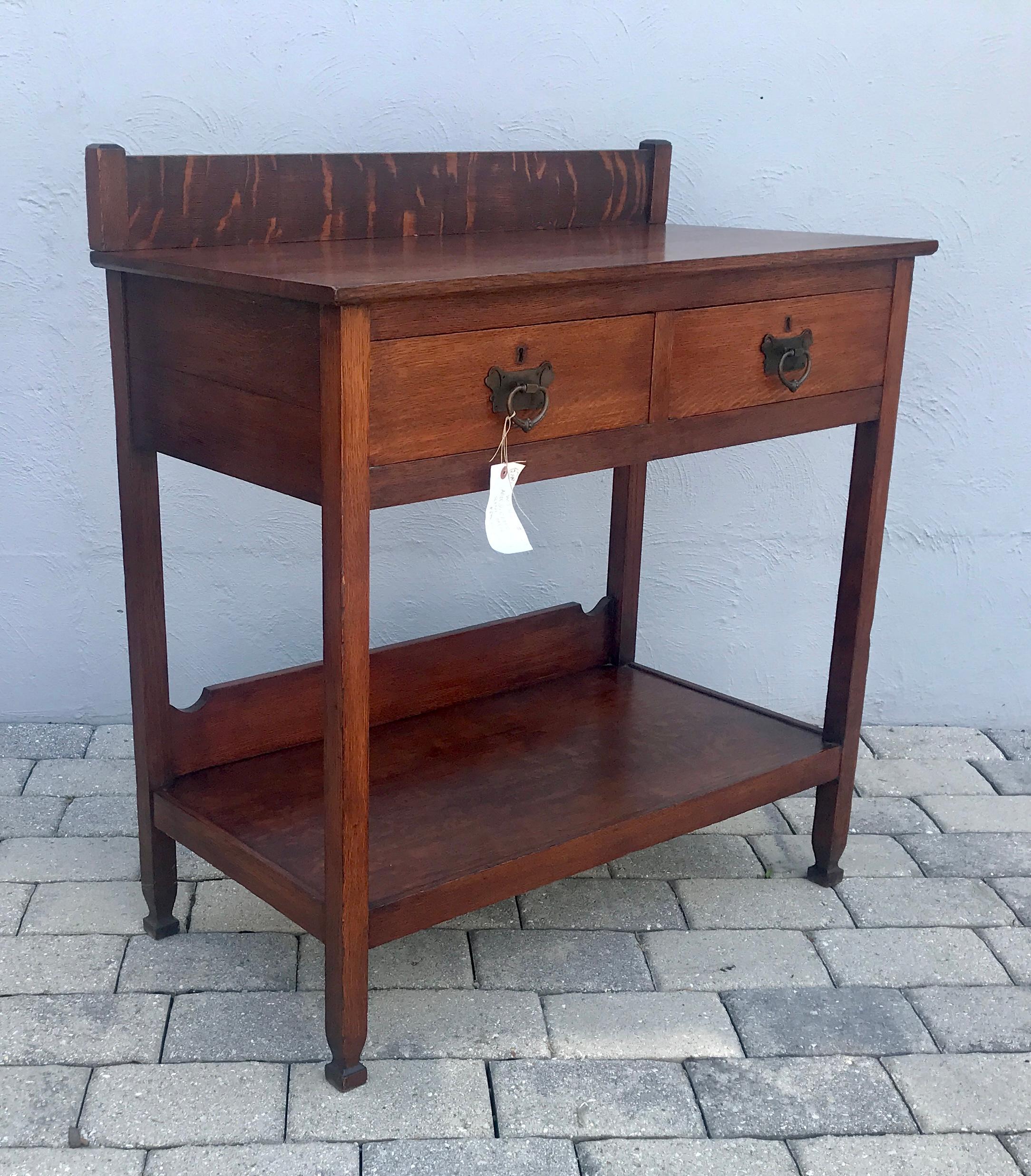 20ième siècle ANTIQUE circa Early 1900s   Table de service Arts & Crafts de 
