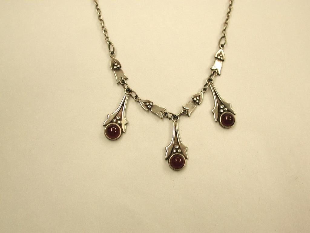 Antique Arts & Crafts Silver and Carnelian Integral Pendant and Chain
Made in the early arts and crafts period circa 1920.
Chain marked 950, and pendant part marked 925.