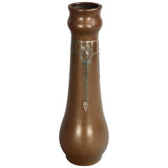 Antique Arts & Crafts Vase en bronze décoré d'écussons en argent:: vers 1920