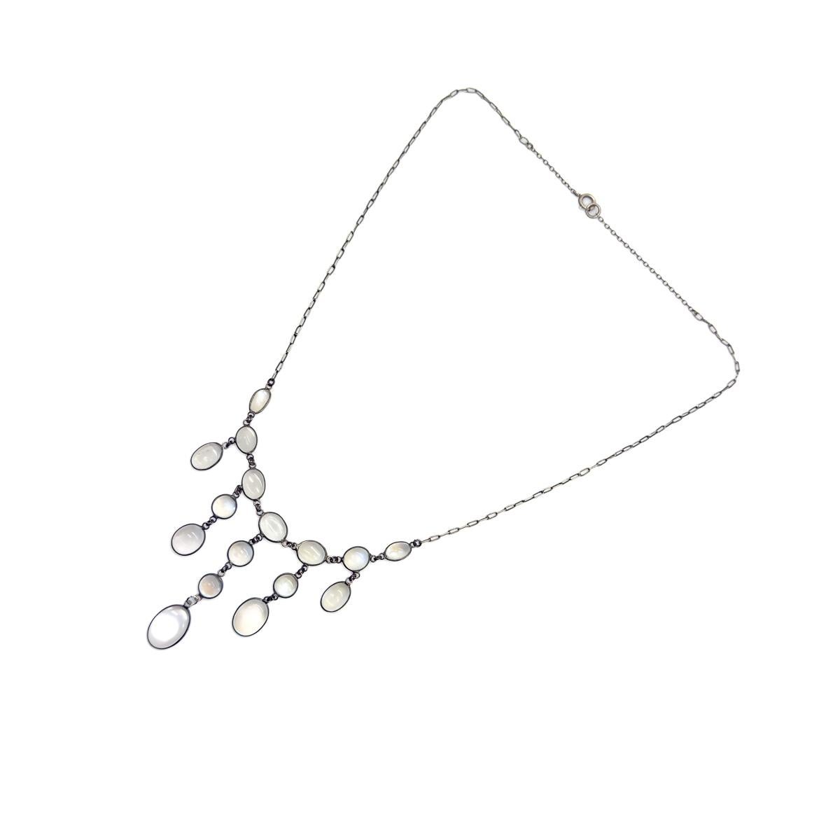 Antique Arts & Crafts Silver Moonstone Droplet Necklace 1900s In condizioni buone in vendita a Wilmslow, GB