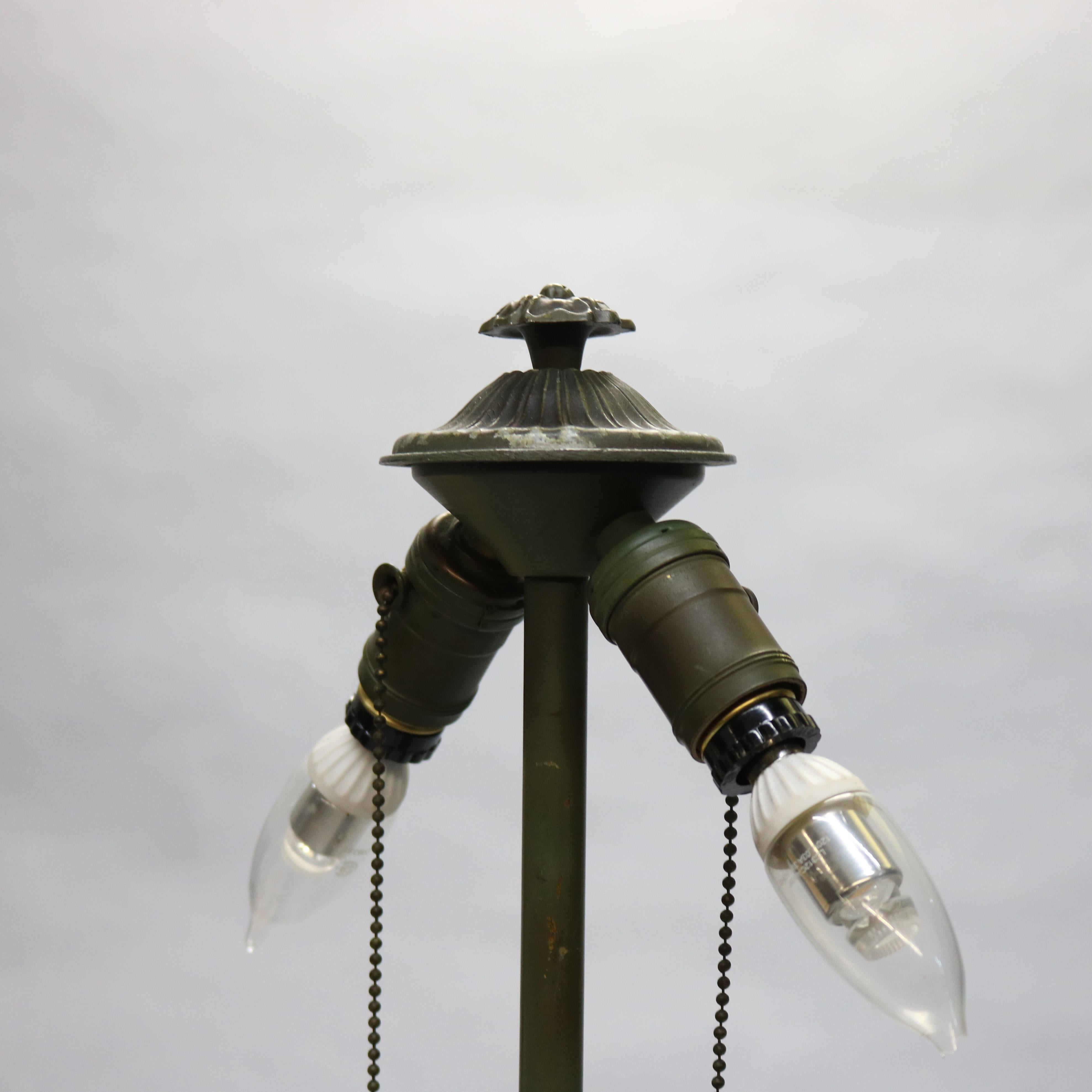 Antike Arts and Crafts-Tischlampe aus Schlackenglas, Bradley & Hubbard School, um 1920 (Gegossen) im Angebot