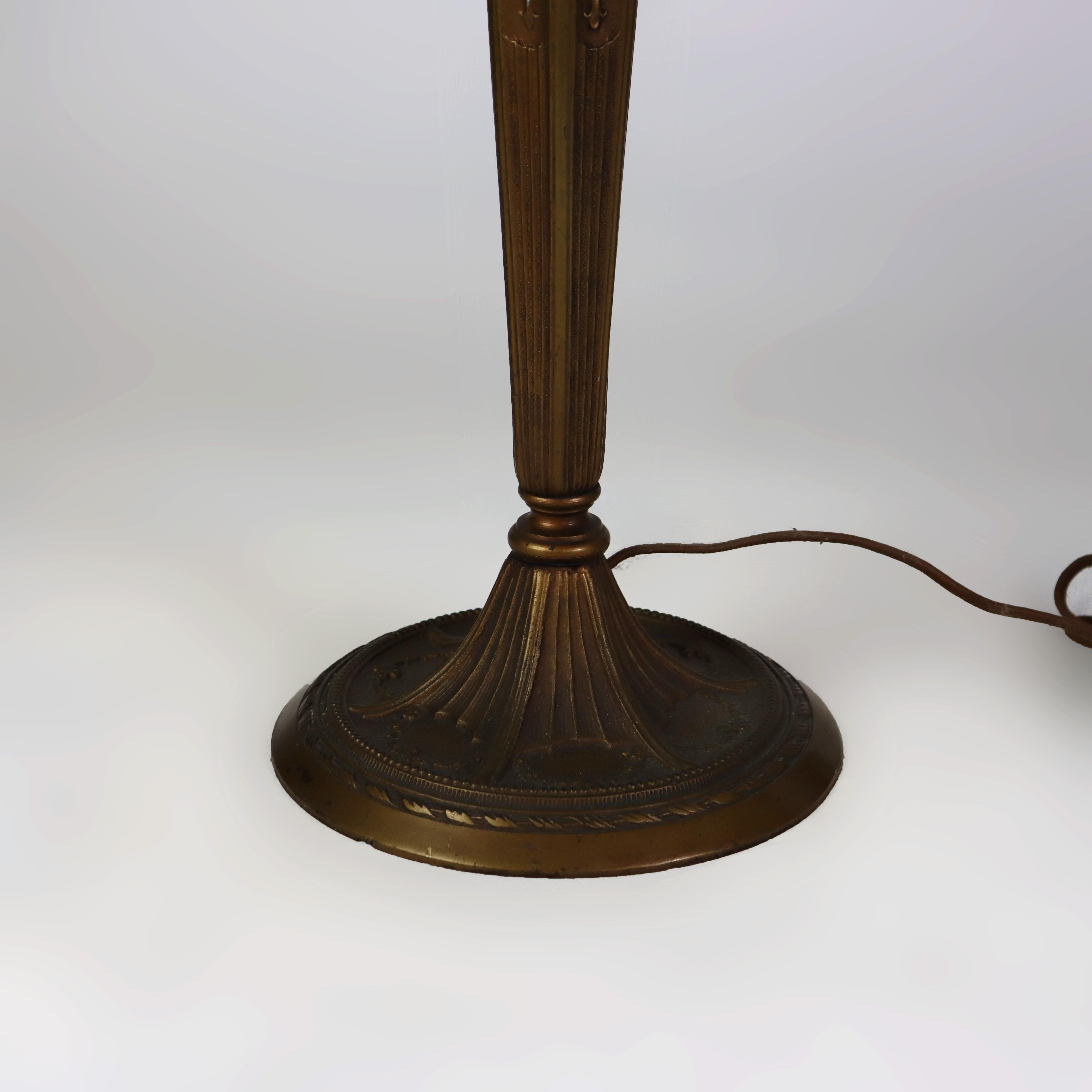 Antike Arts & Crafts Schlacke Glas Tischlampe nummeriert C1910.     
Maße: 23 1/2