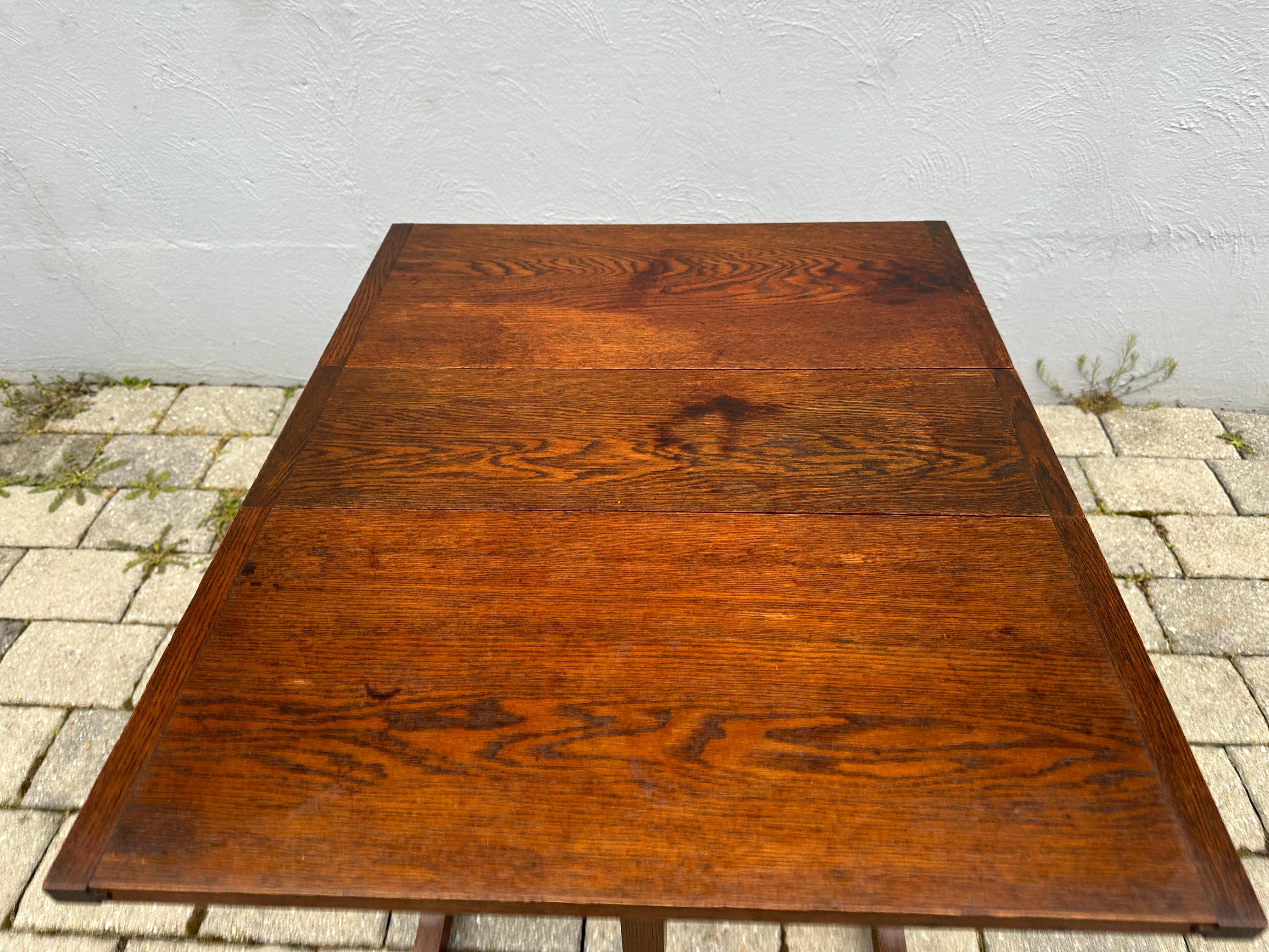 Petite table à abattant antique Arts & Crafts

Il s'agit d'une très belle petite table à feuilles tombantes de style Arts & Crafts, fabriquée au début des années 1900 (époque Stickley).  La table a des 