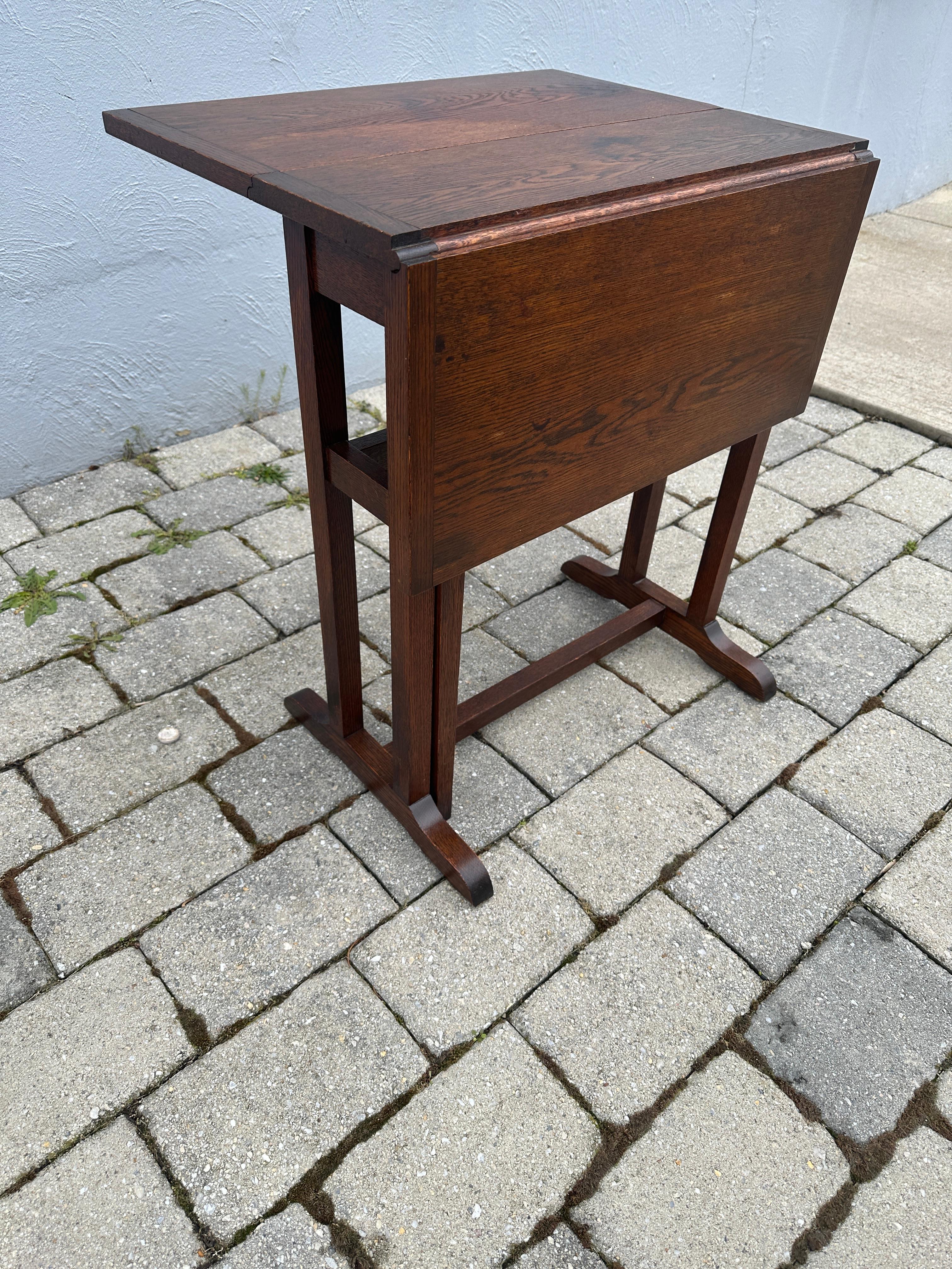 Arts and Crafts Petite table à abattant Arts & Crafts d'époque Stickley en vente