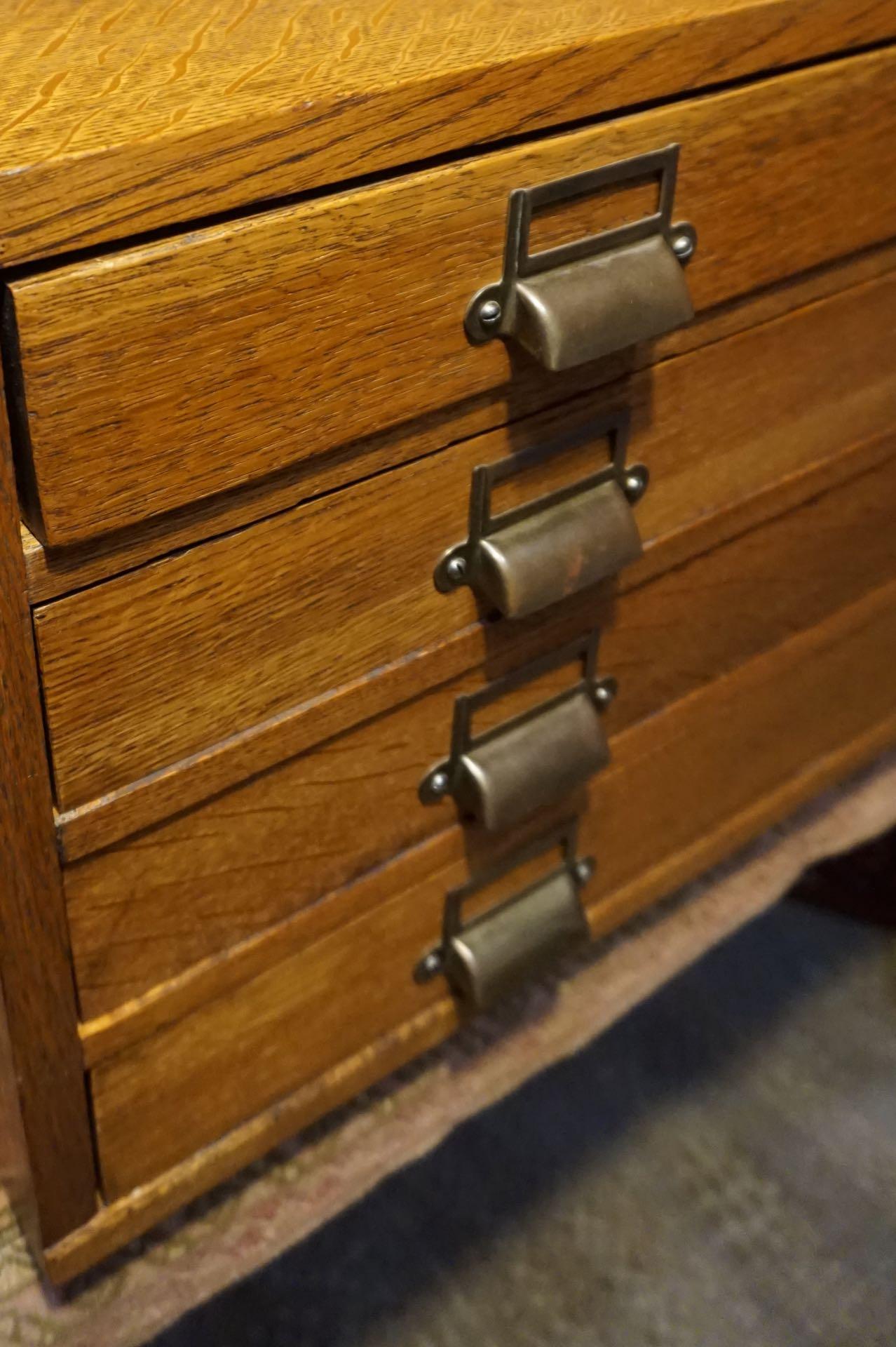Début du 20ème siècle Ancienne armoire Arts & Crafts en chêne massif empilable avec tiroirs profonds en vente