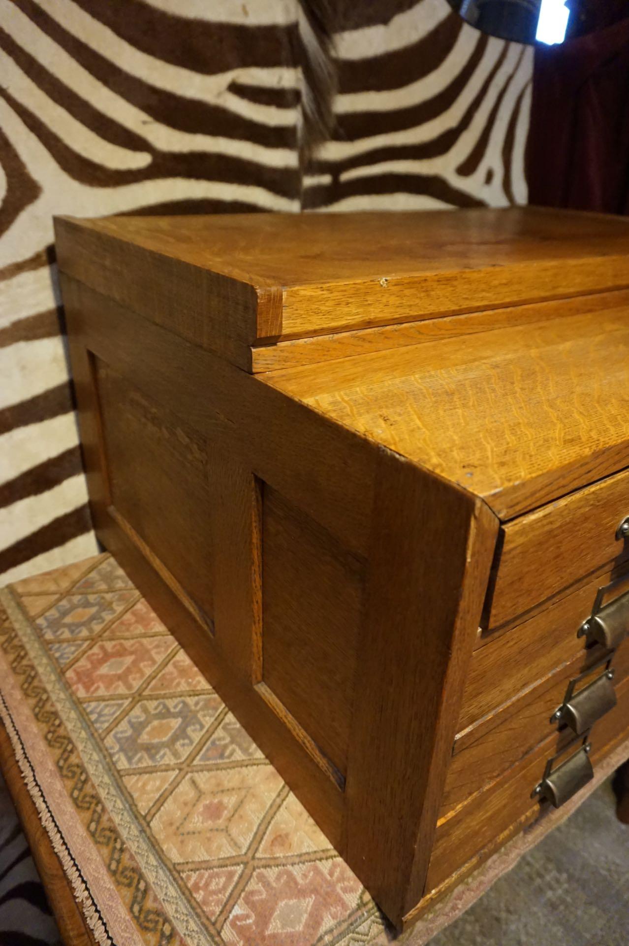 Chêne Ancienne armoire Arts & Crafts en chêne massif empilable avec tiroirs profonds en vente