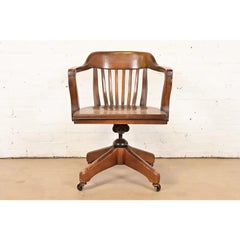 Silla de escritorio giratoria ejecutiva antigua Arts & Crafts de nogal macizo, Circa 1940s