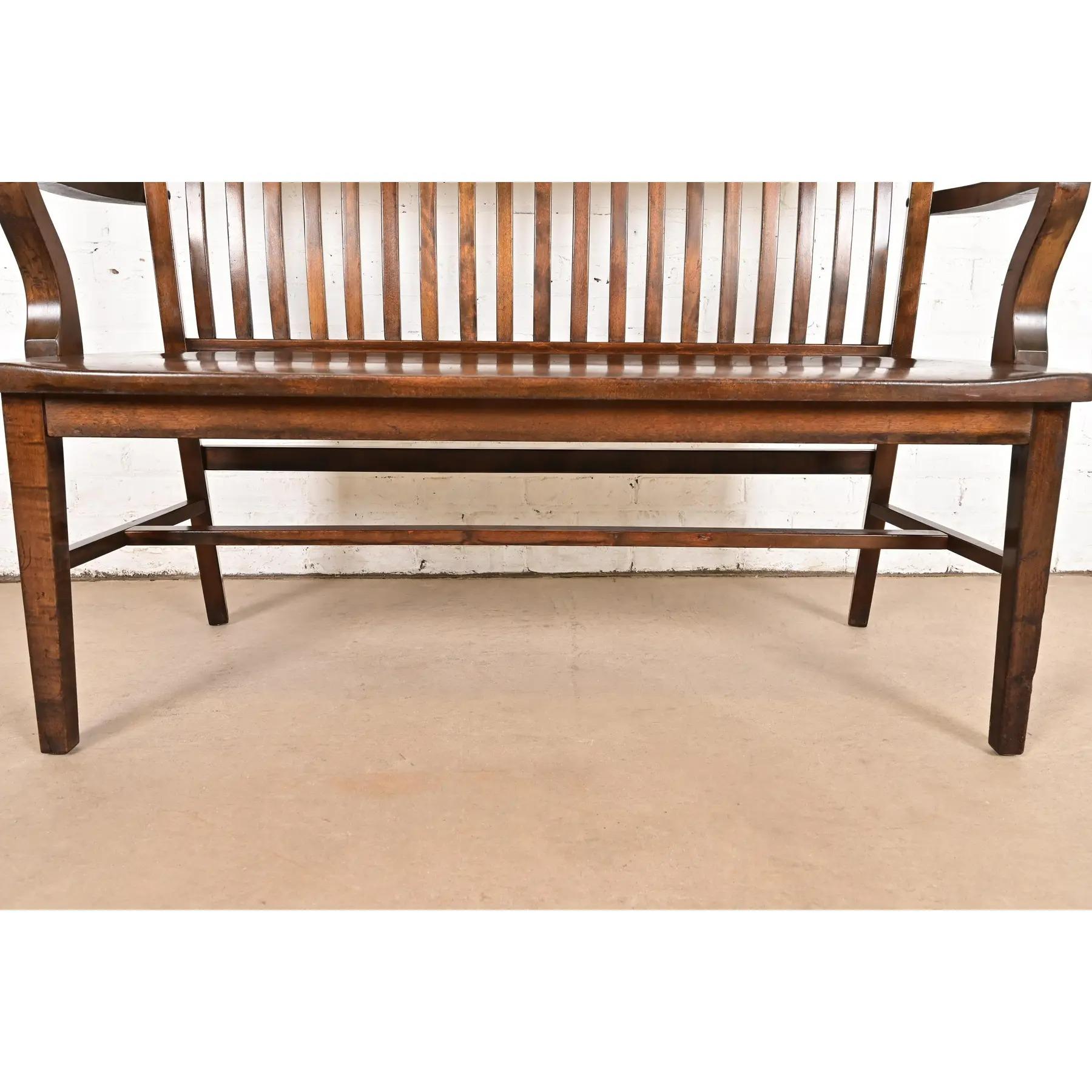 Banc d'avocat ancien en noyer massif, Arte Antiques & Crafts, Circa 1920s en vente 3