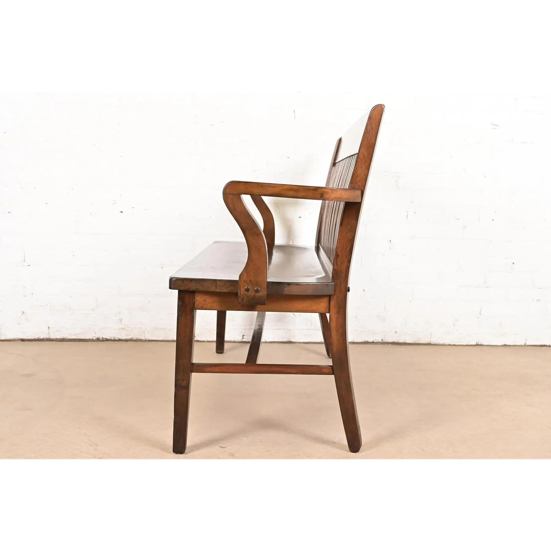 Banc d'avocat ancien en noyer massif, Arte Antiques & Crafts, Circa 1920s en vente 4