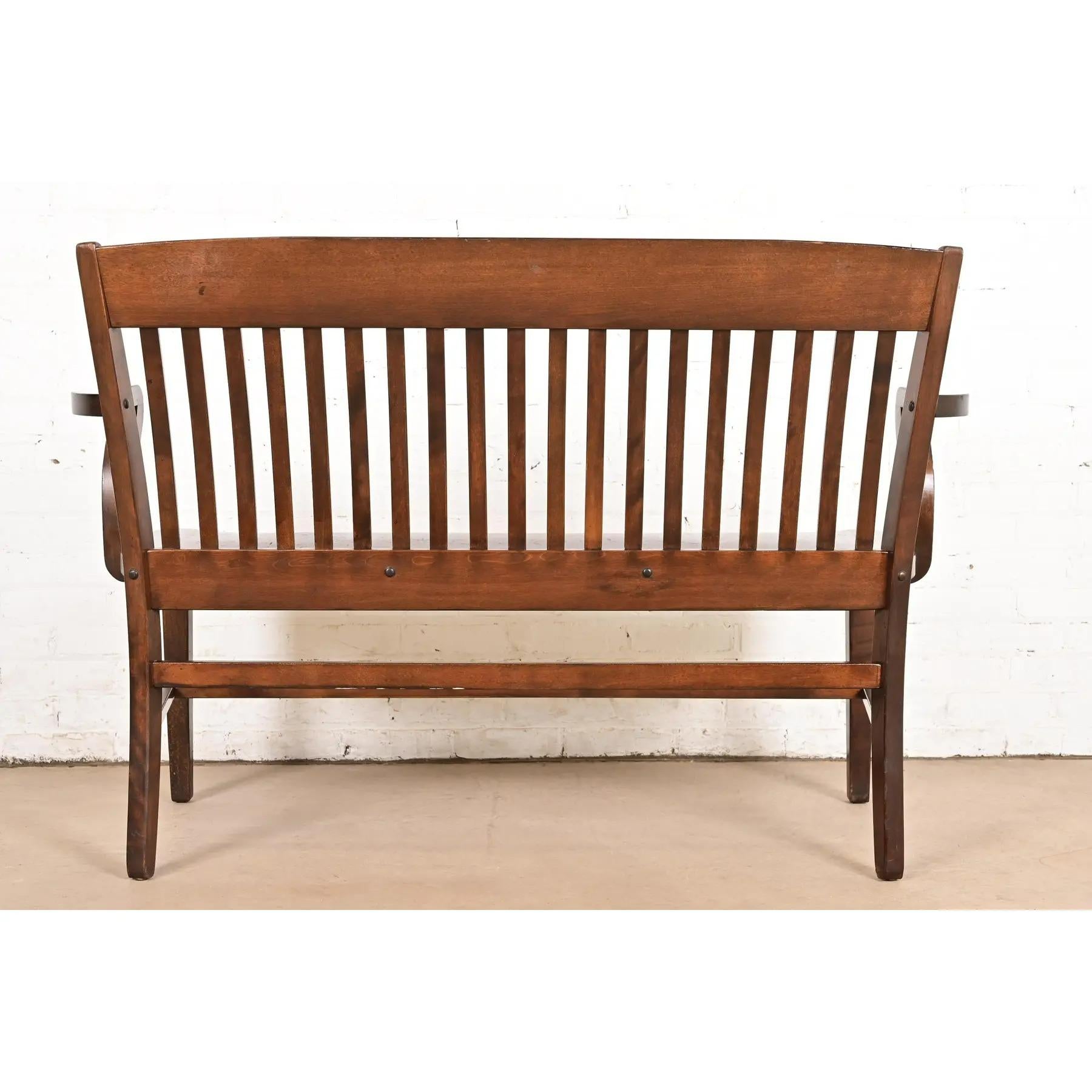 Banc d'avocat ancien en noyer massif, Arte Antiques & Crafts, Circa 1920s en vente 5