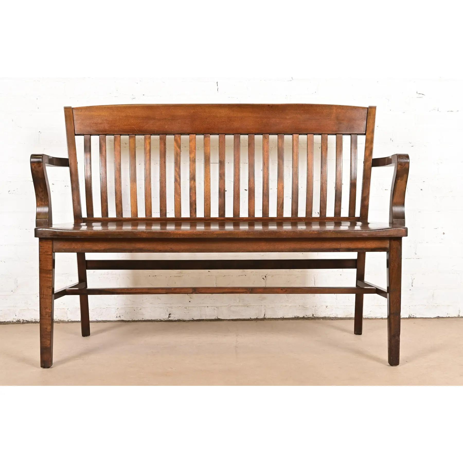 Exceptionnel banc de banquier ou d'avocat en noyer massif d'époque Arts & Crafts à dossier en fuseau.

États-Unis, vers 1920

Dimensions : 52 