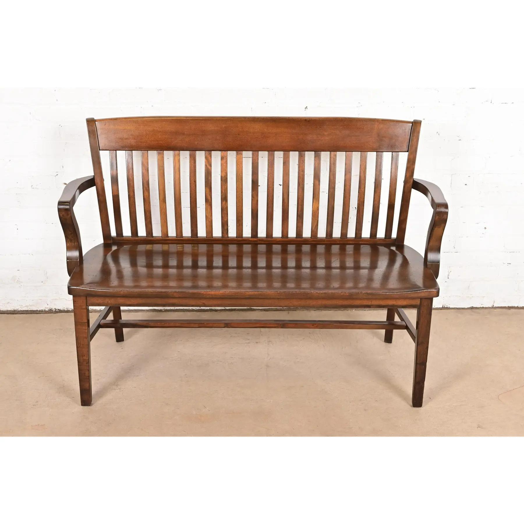 Arts and Crafts Banc d'avocat ancien en noyer massif, Arte Antiques & Crafts, Circa 1920s en vente